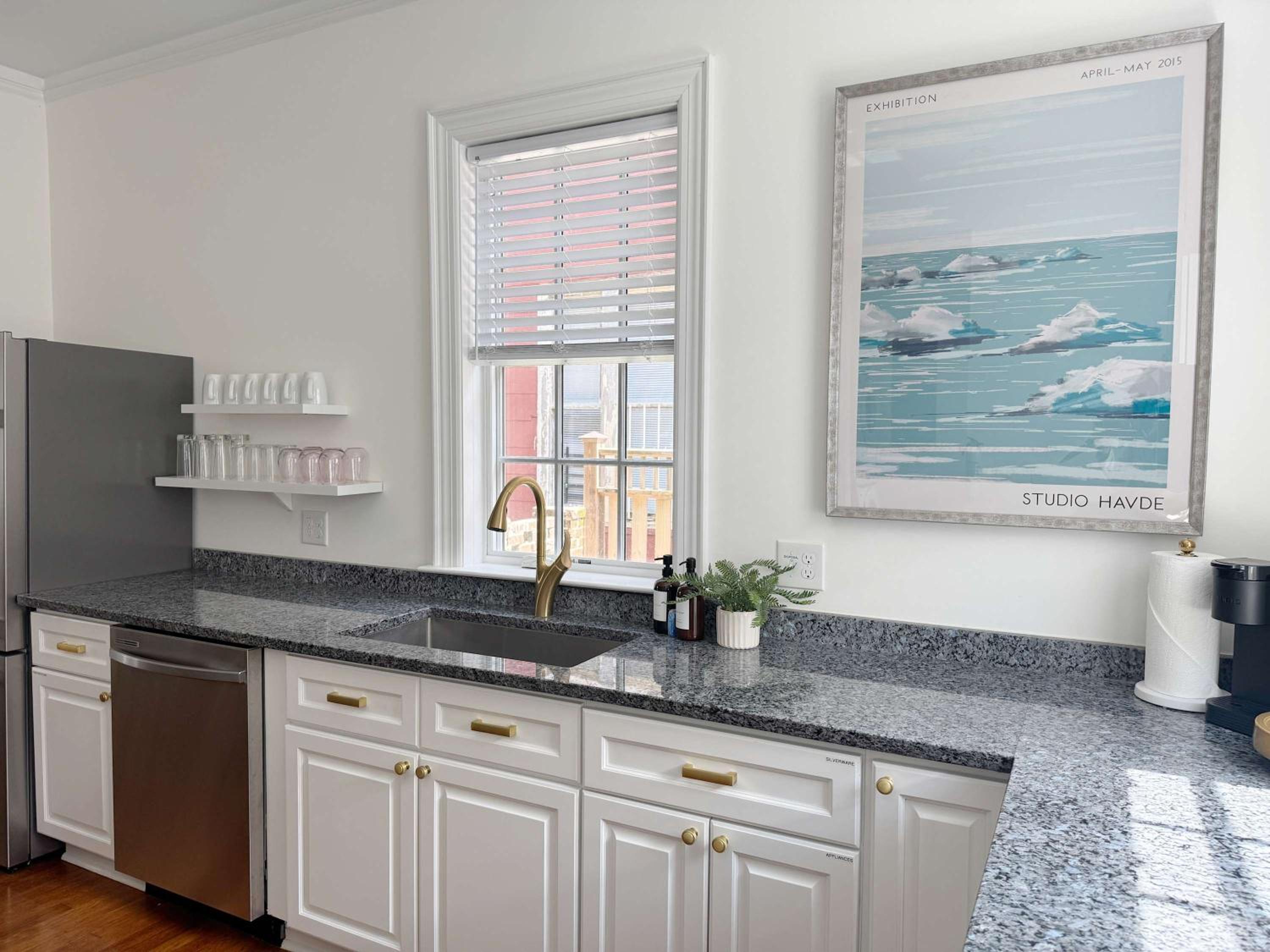 Classy 3-Story Downtown Apt - Great Location