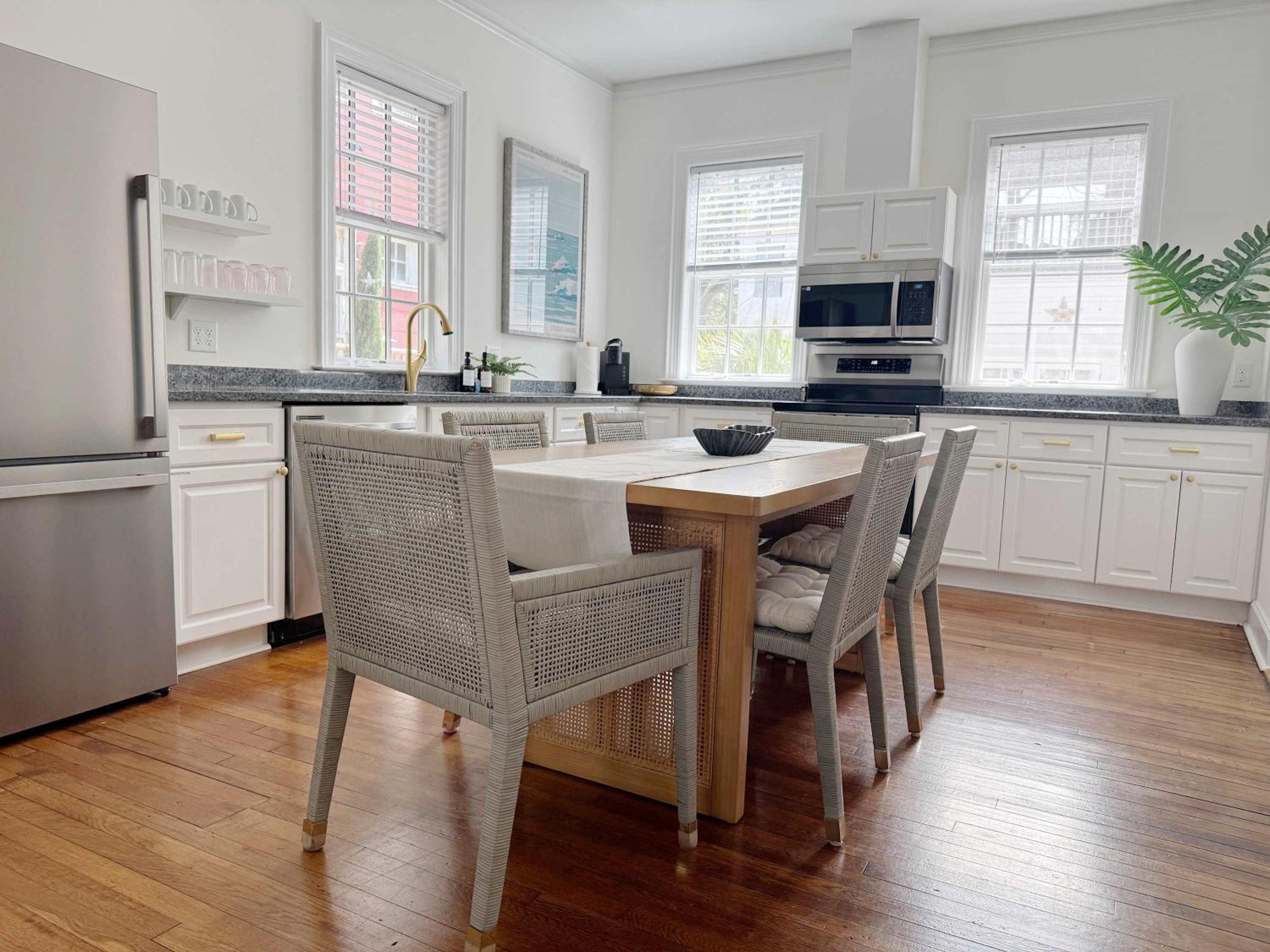 Classy 3-Story Downtown Apt - Great Location