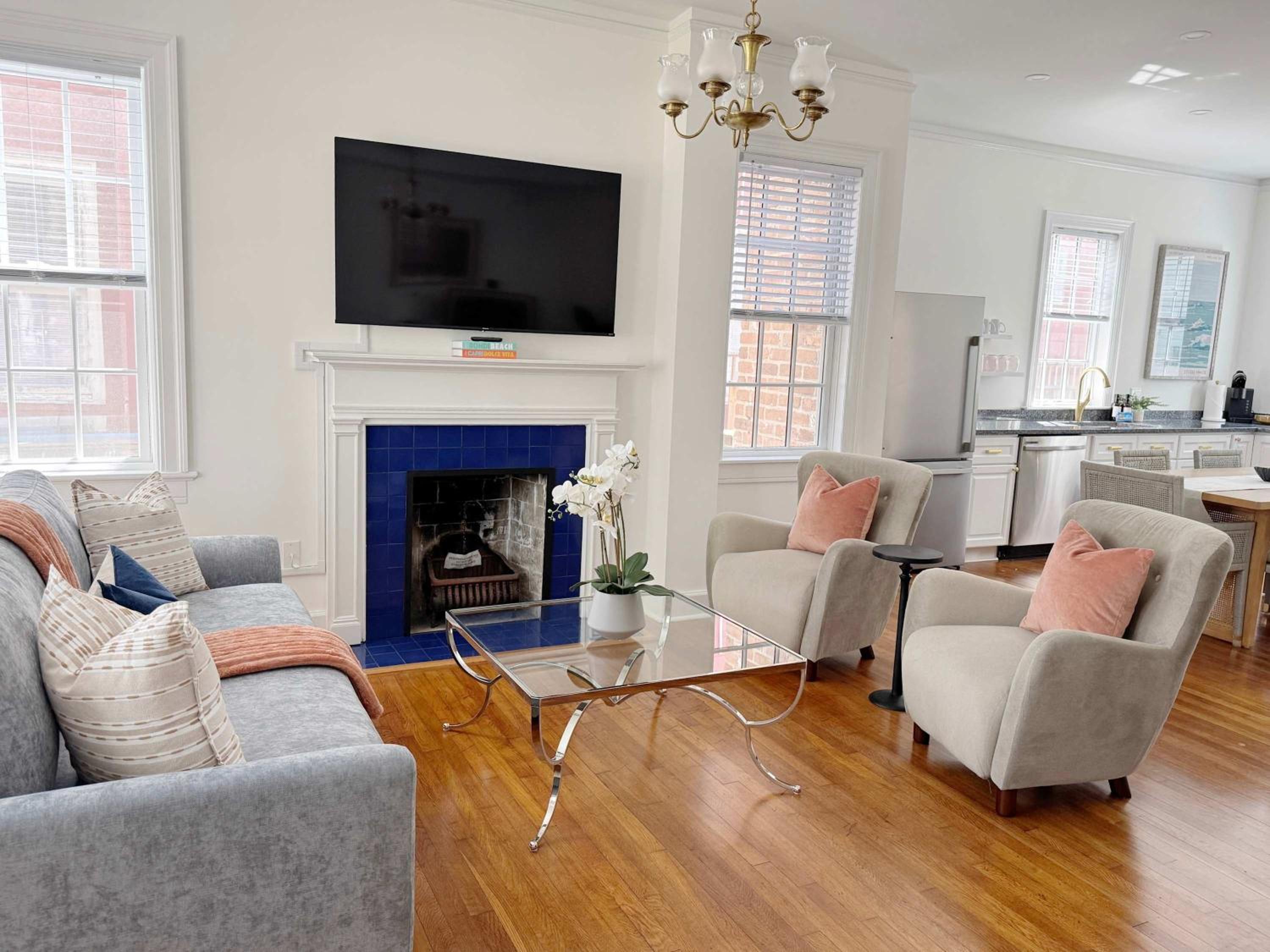Classy 3-Story Downtown Apt - Great Location