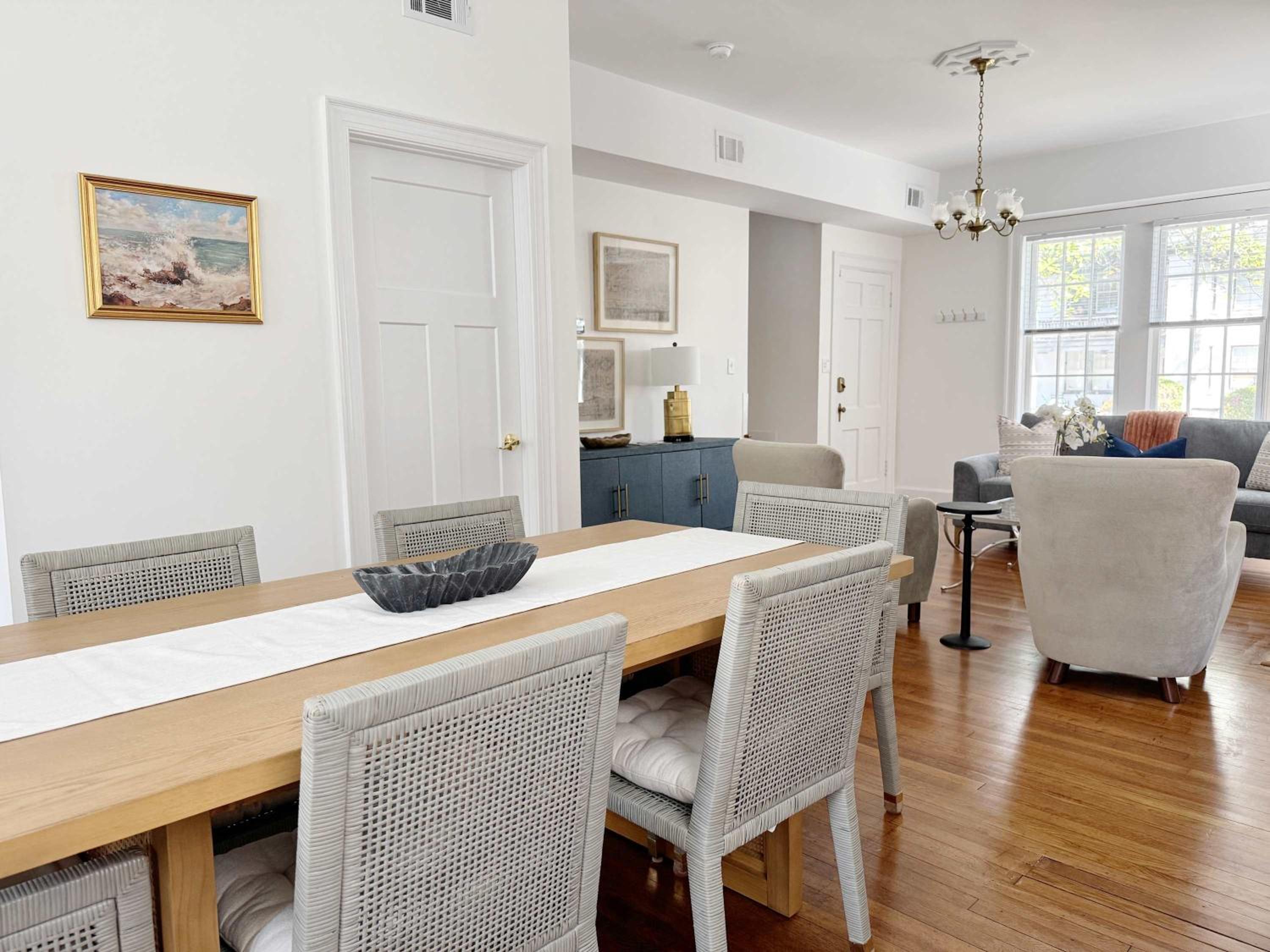 Classy 3-Story Downtown Apt - Great Location