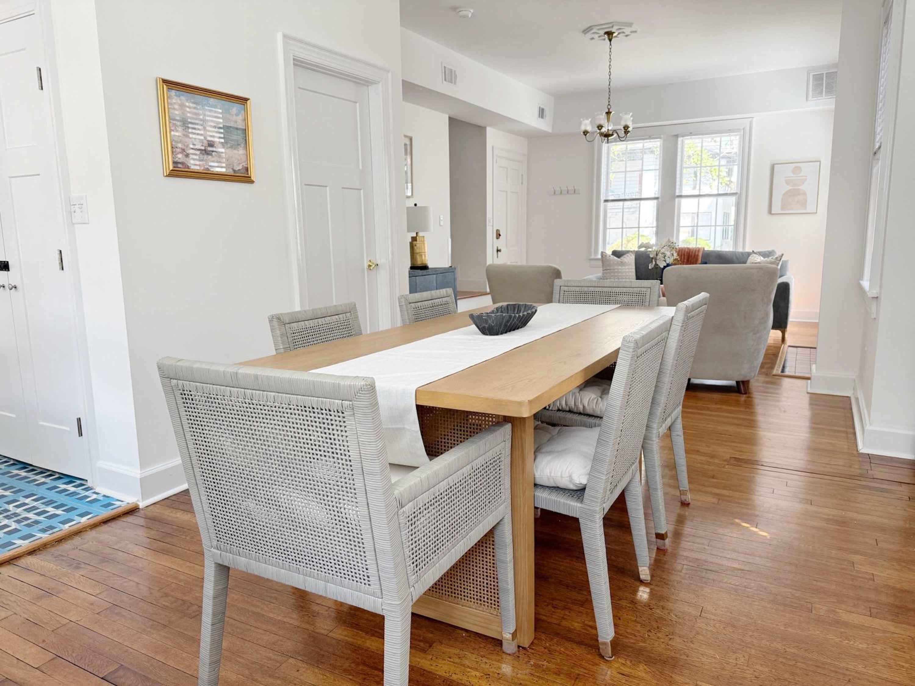 Classy 3-Story Downtown Apt - Great Location