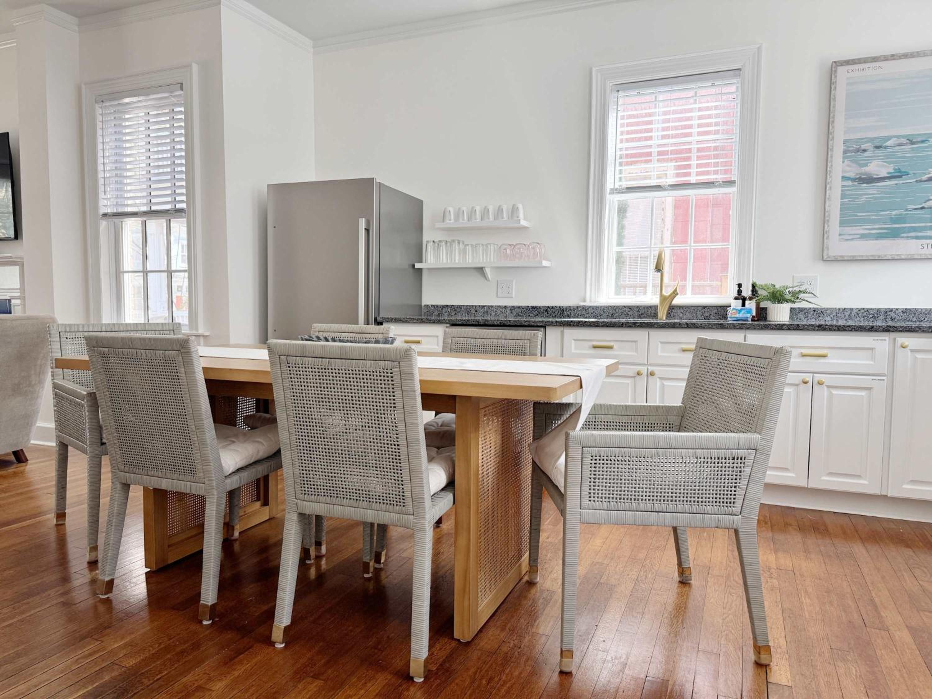 Classy 3-Story Downtown Apt - Great Location