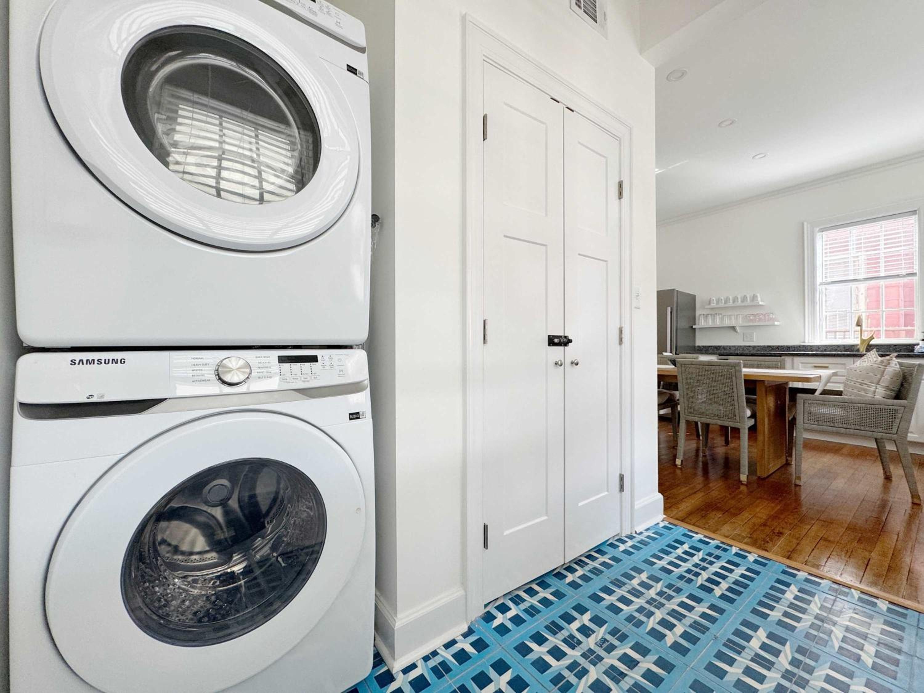 Classy 3-Story Downtown Apt - Great Location