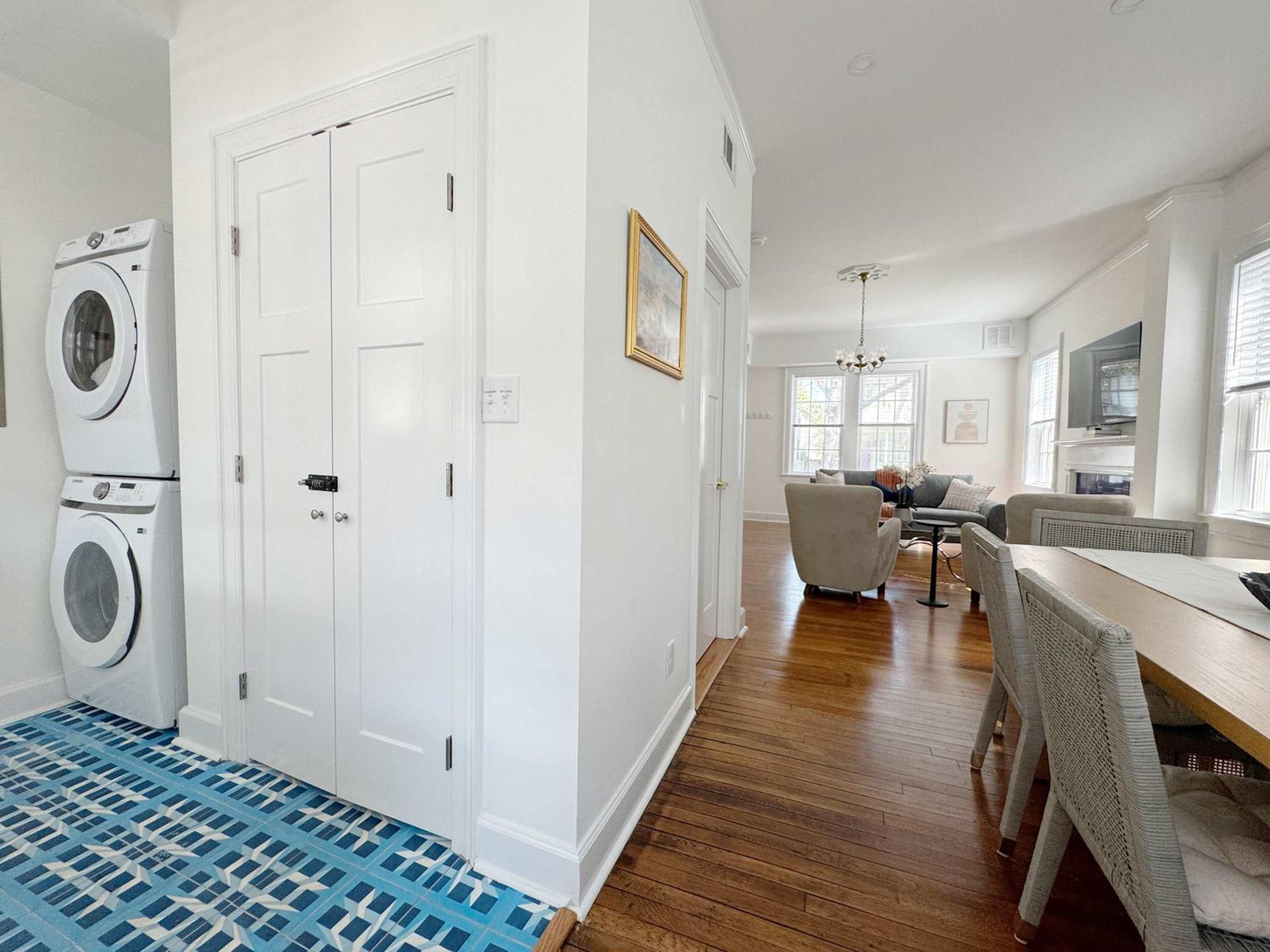 Classy 3-Story Downtown Apt - Great Location