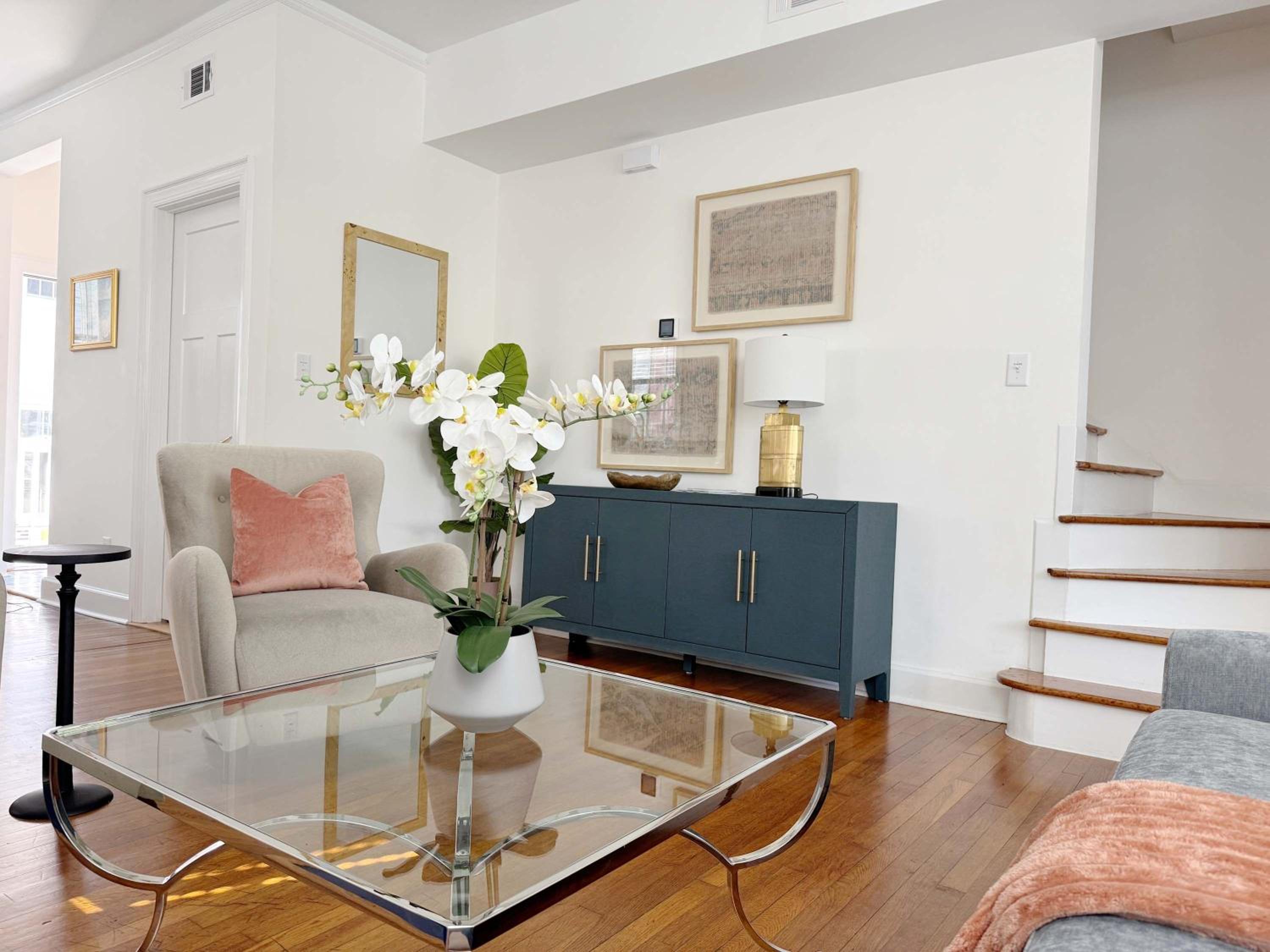 Classy 3-Story Downtown Apt - Great Location
