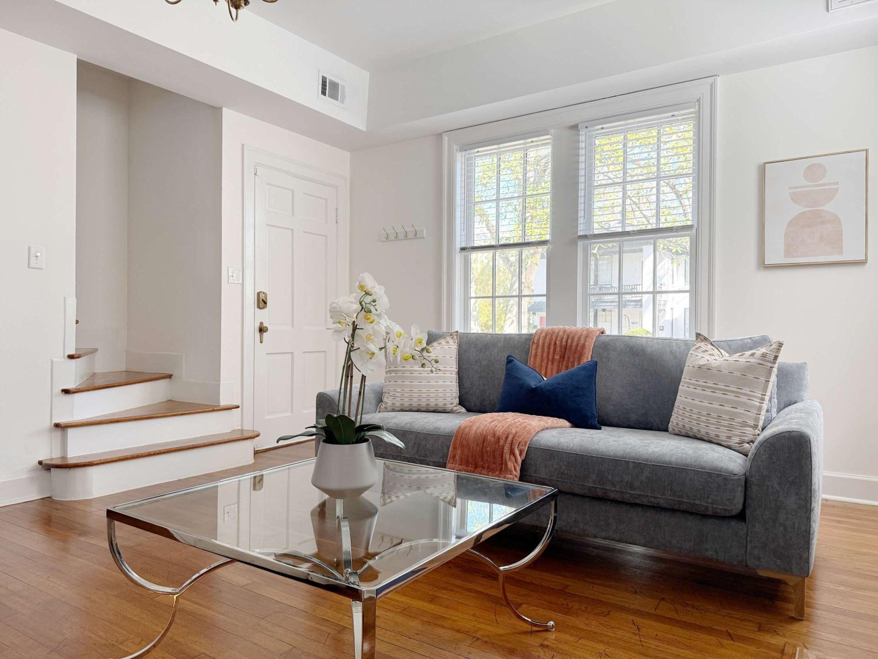 Classy 3-Story Downtown Apt - Great Location