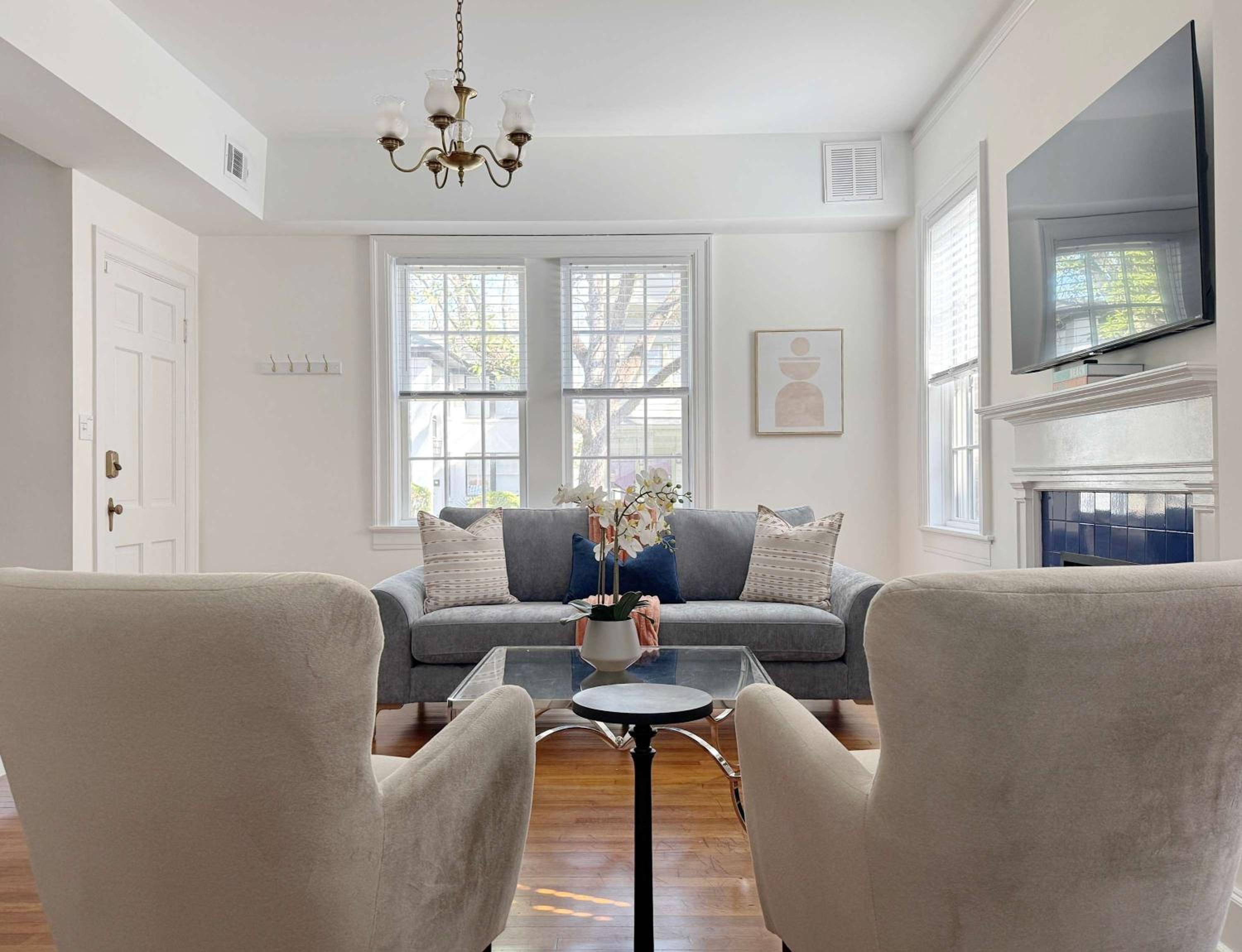 Classy 3-Story Downtown Apt - Great Location
