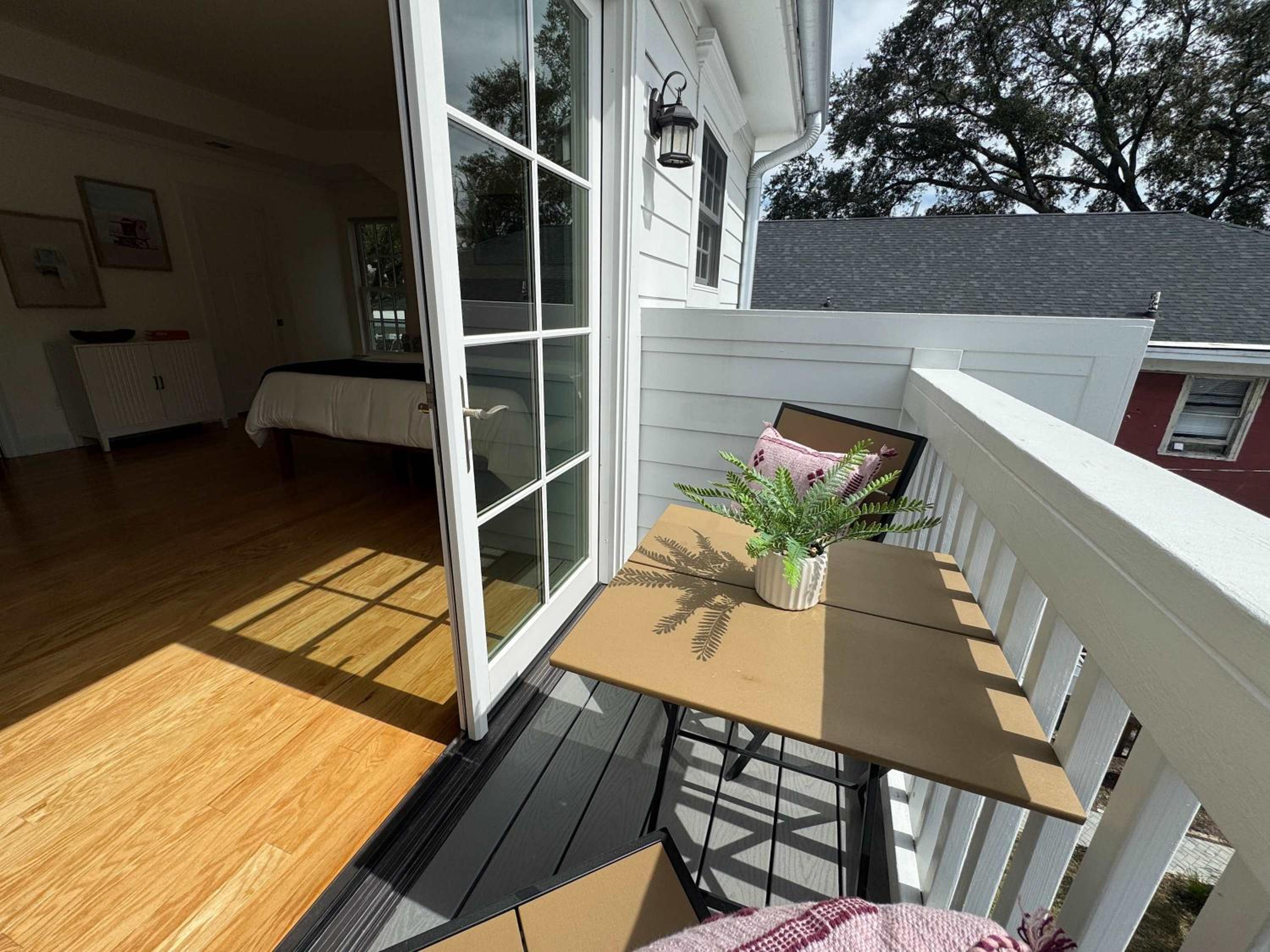 Classy 3-Story Downtown Apt - Great Location