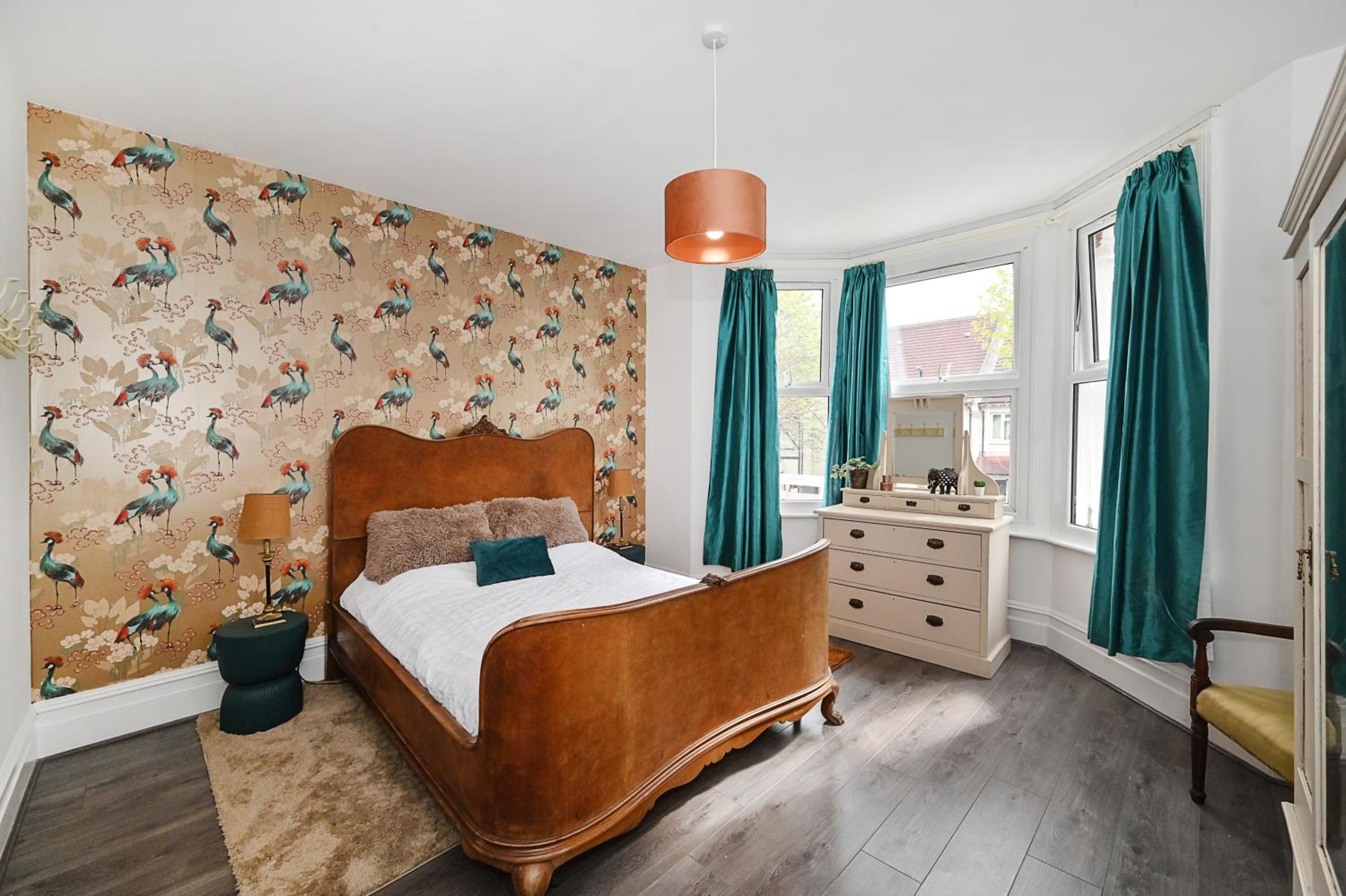 Croydon, victorian garden maisonette, free parking, Gatwick accessible