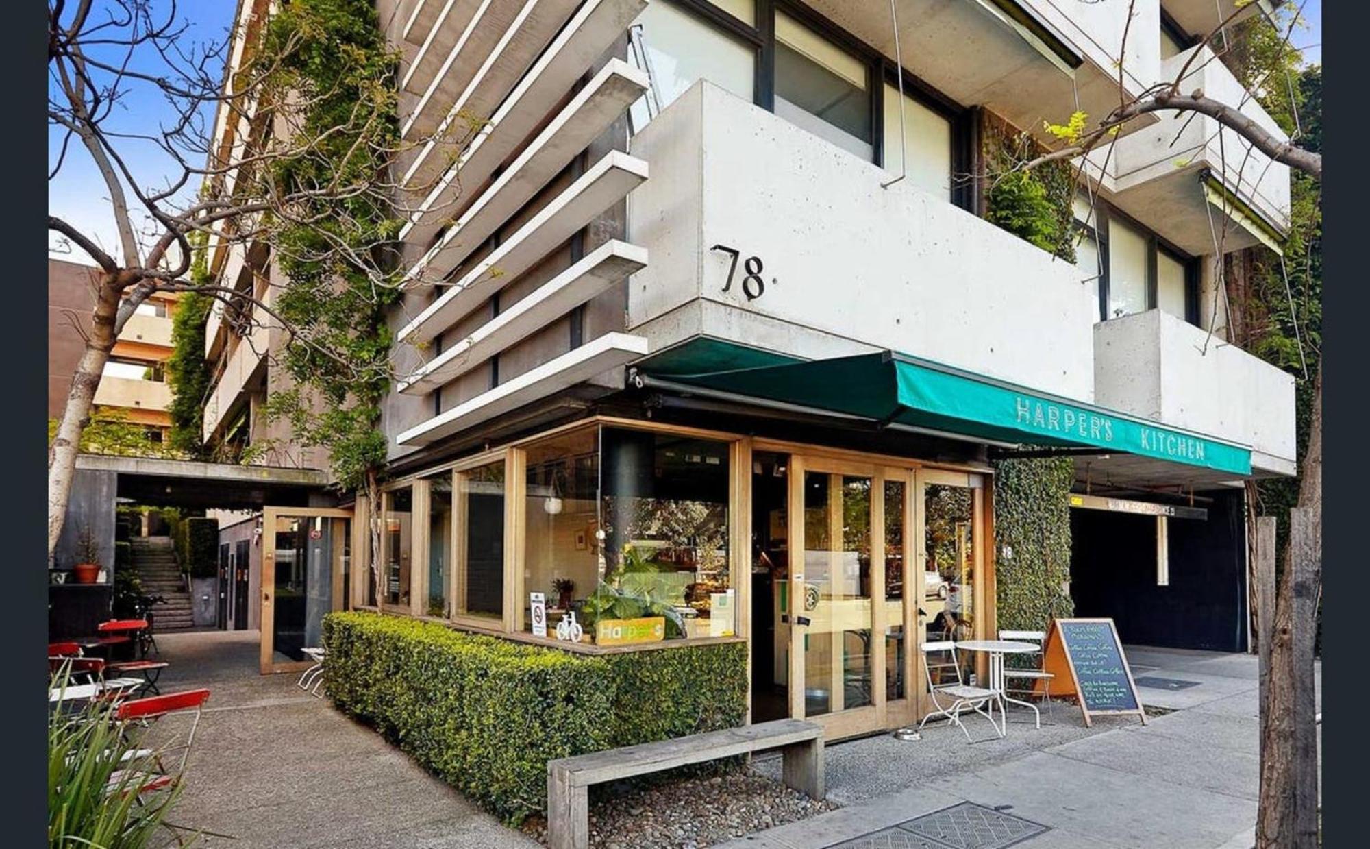 Chic 2-Bed Apartment in Vibrant St Kilda