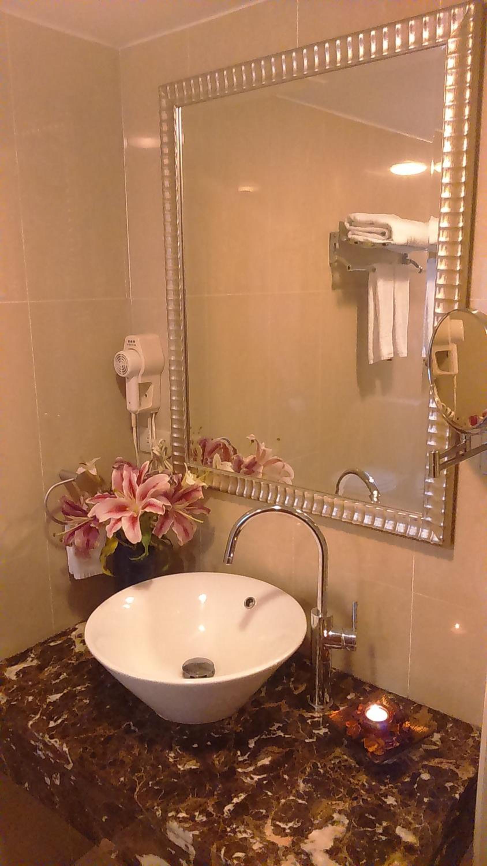 Elegance Hotel