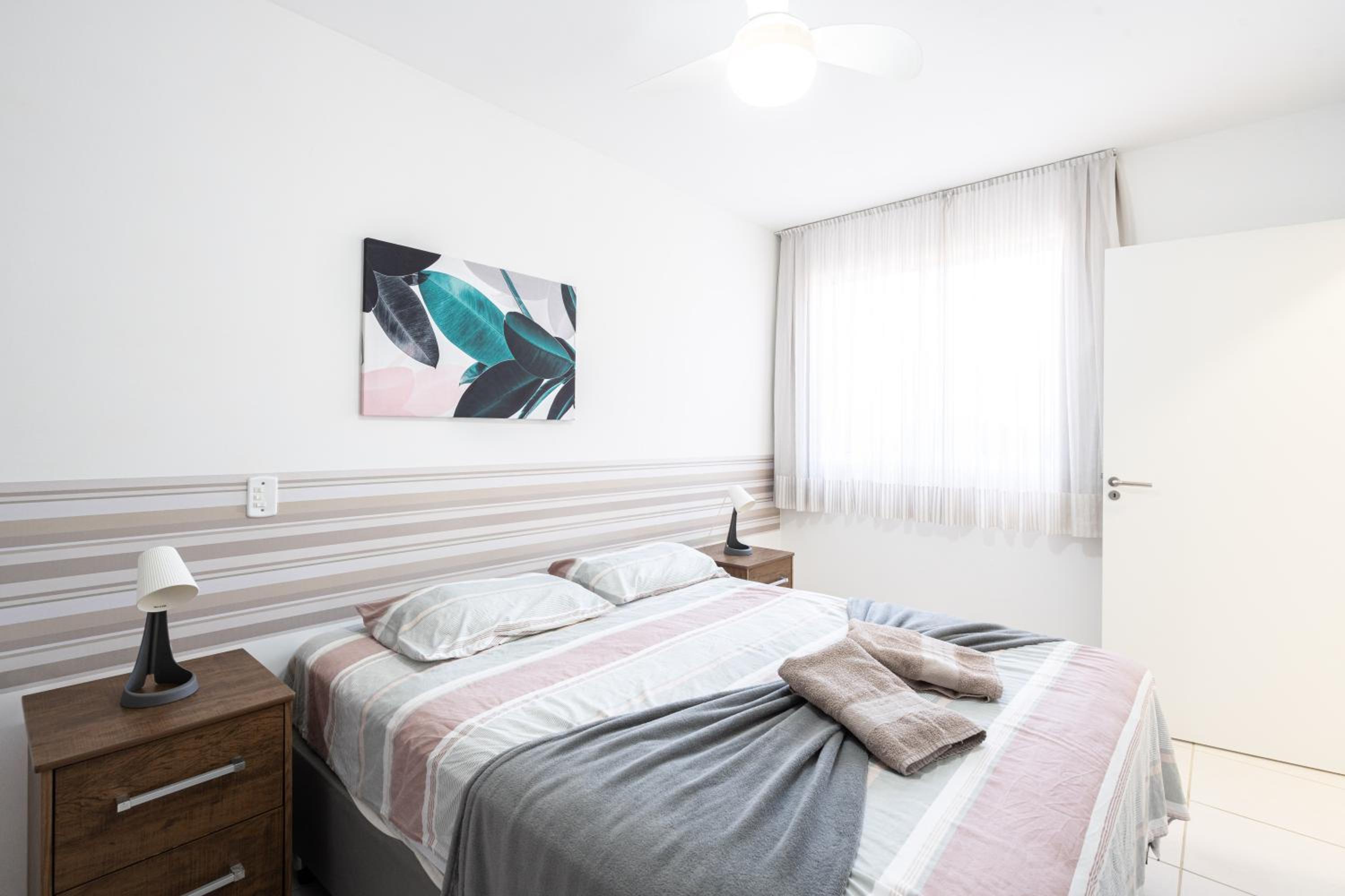 Apartamentos a 150 M DA PRAIA com SACADA, WI-FI, PISCINA, PORTARIA 24h, PLAYGROUND e vaga de GARAGEM