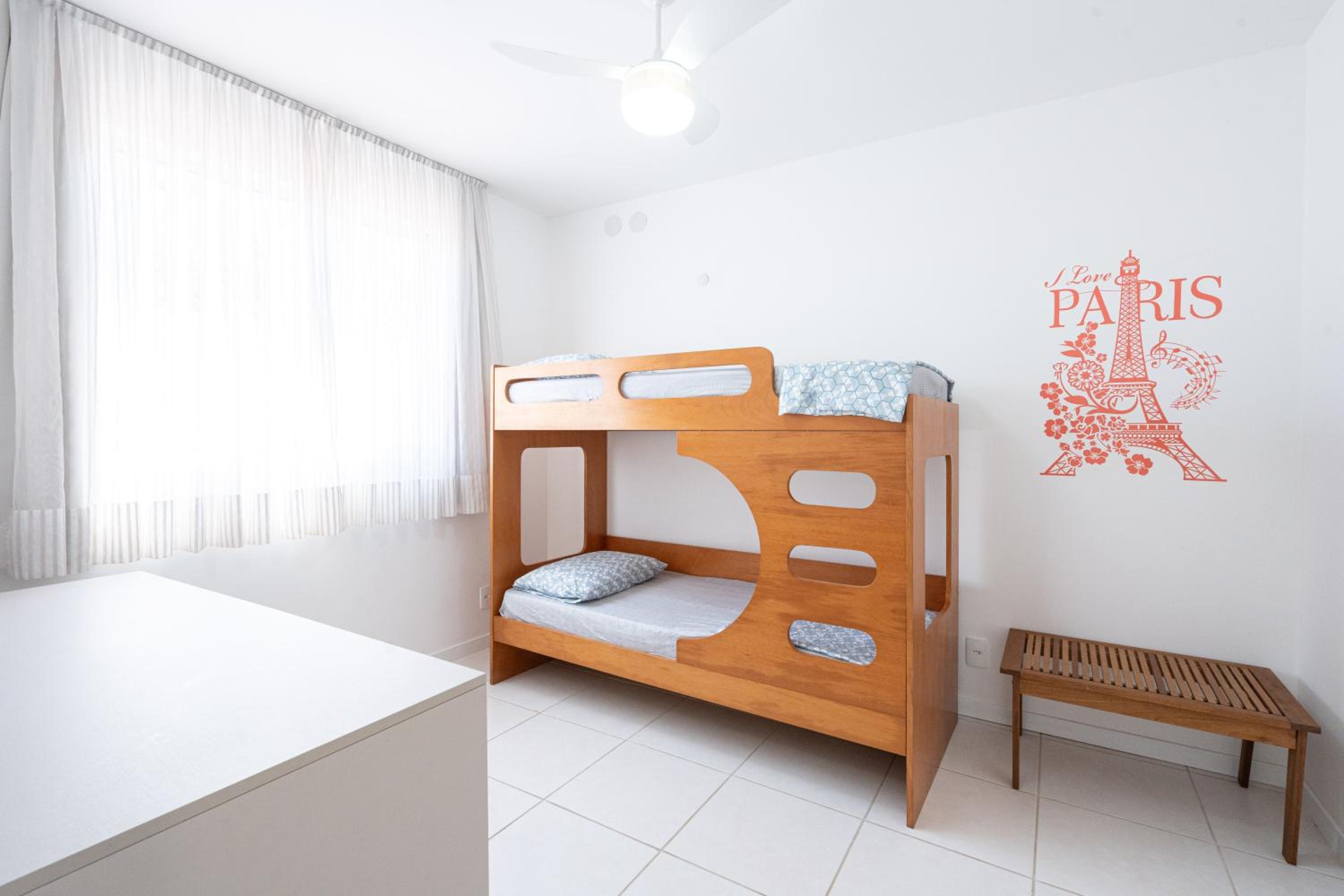 Apartamentos a 150 M DA PRAIA com SACADA, WI-FI, PISCINA, PORTARIA 24h, PLAYGROUND e vaga de GARAGEM