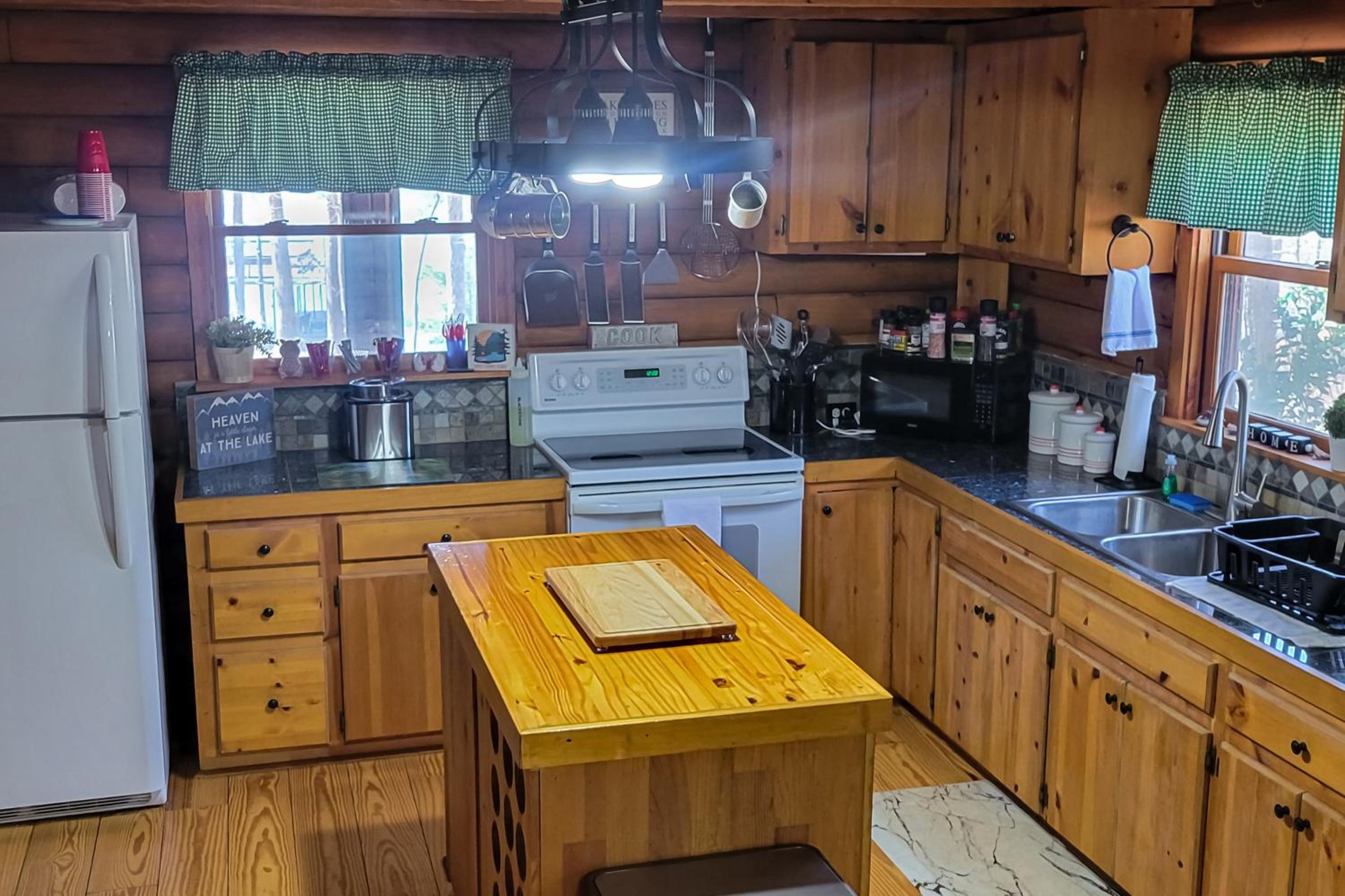 Private Dock and Game Room! Lake Hartwell Retreat