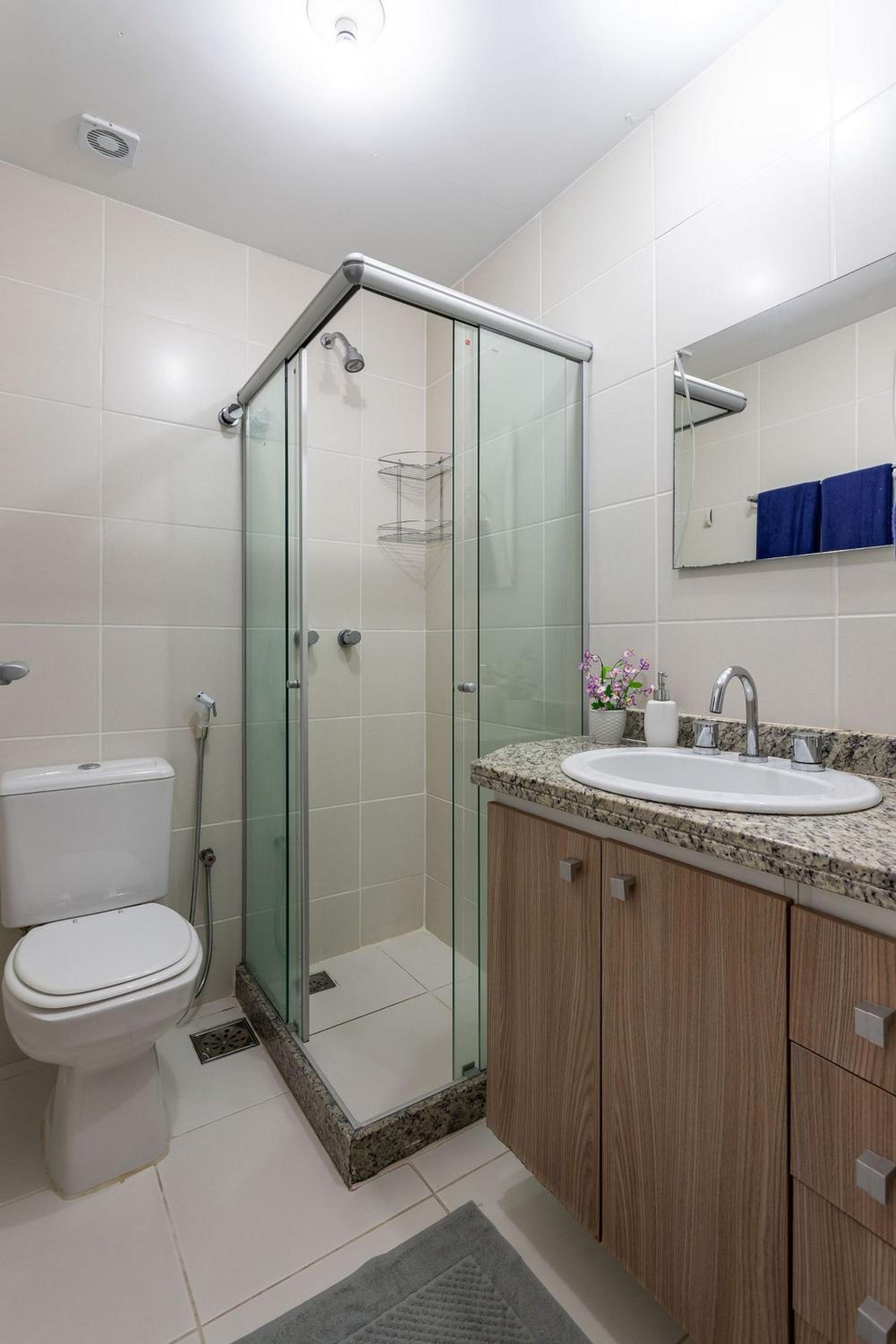 Suite, 2quartos, cozinha completa, varandão, 2 vagas de garagem