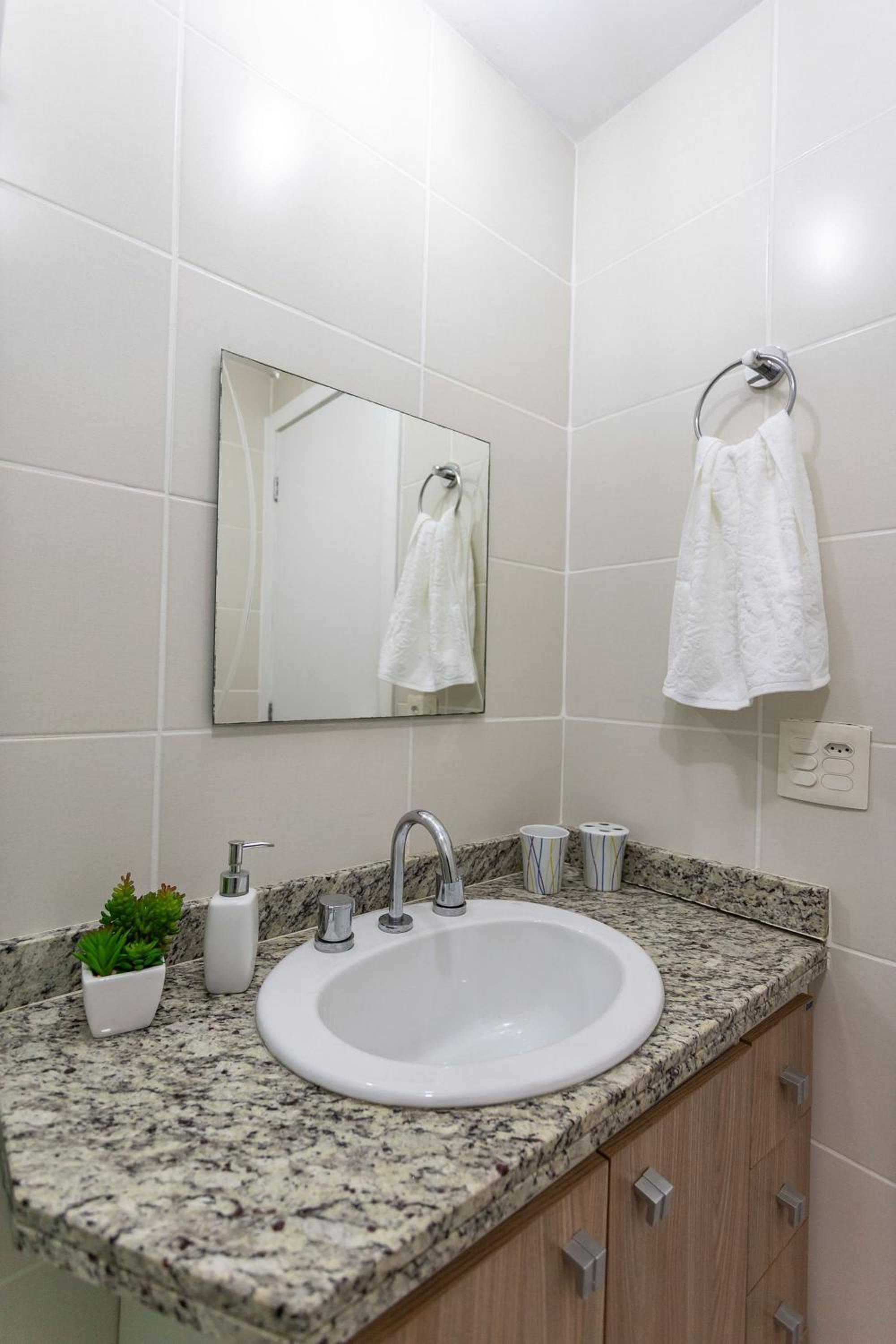 Suite, 2quartos, cozinha completa, varandão, 2 vagas de garagem
