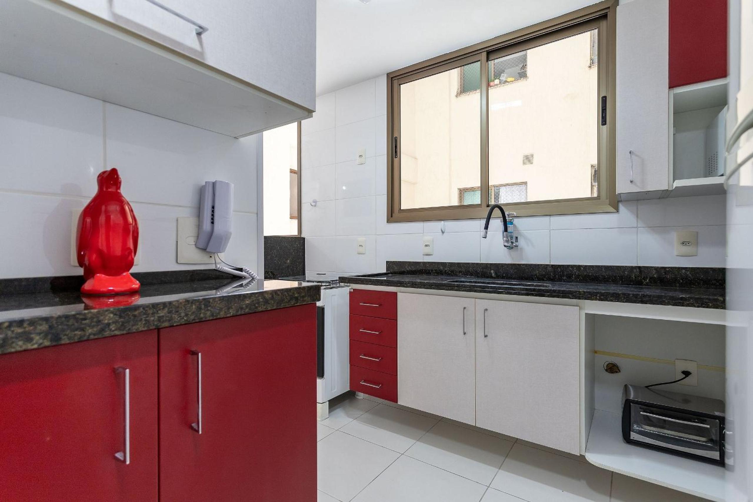 Suite, 2quartos, cozinha completa, varandão, 2 vagas de garagem