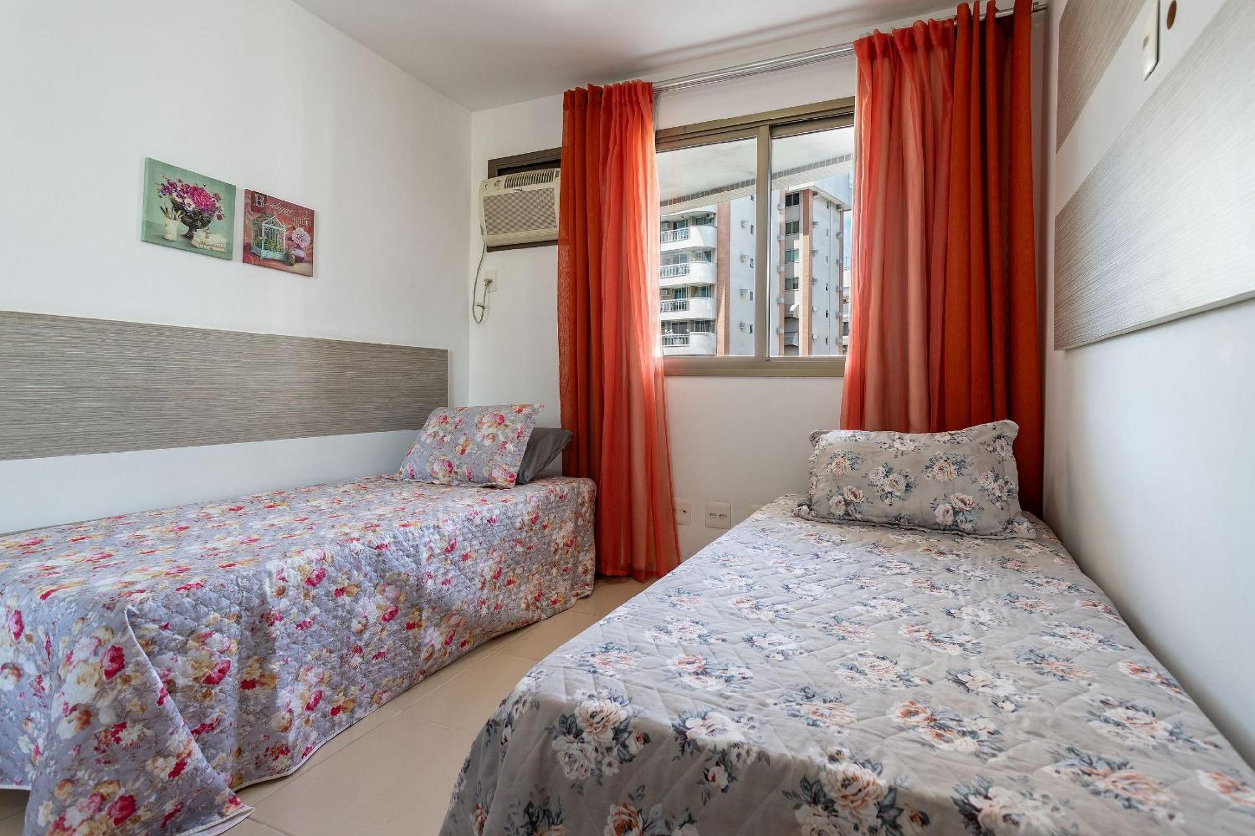 Suite, 2quartos, cozinha completa, varandão, 2 vagas de garagem