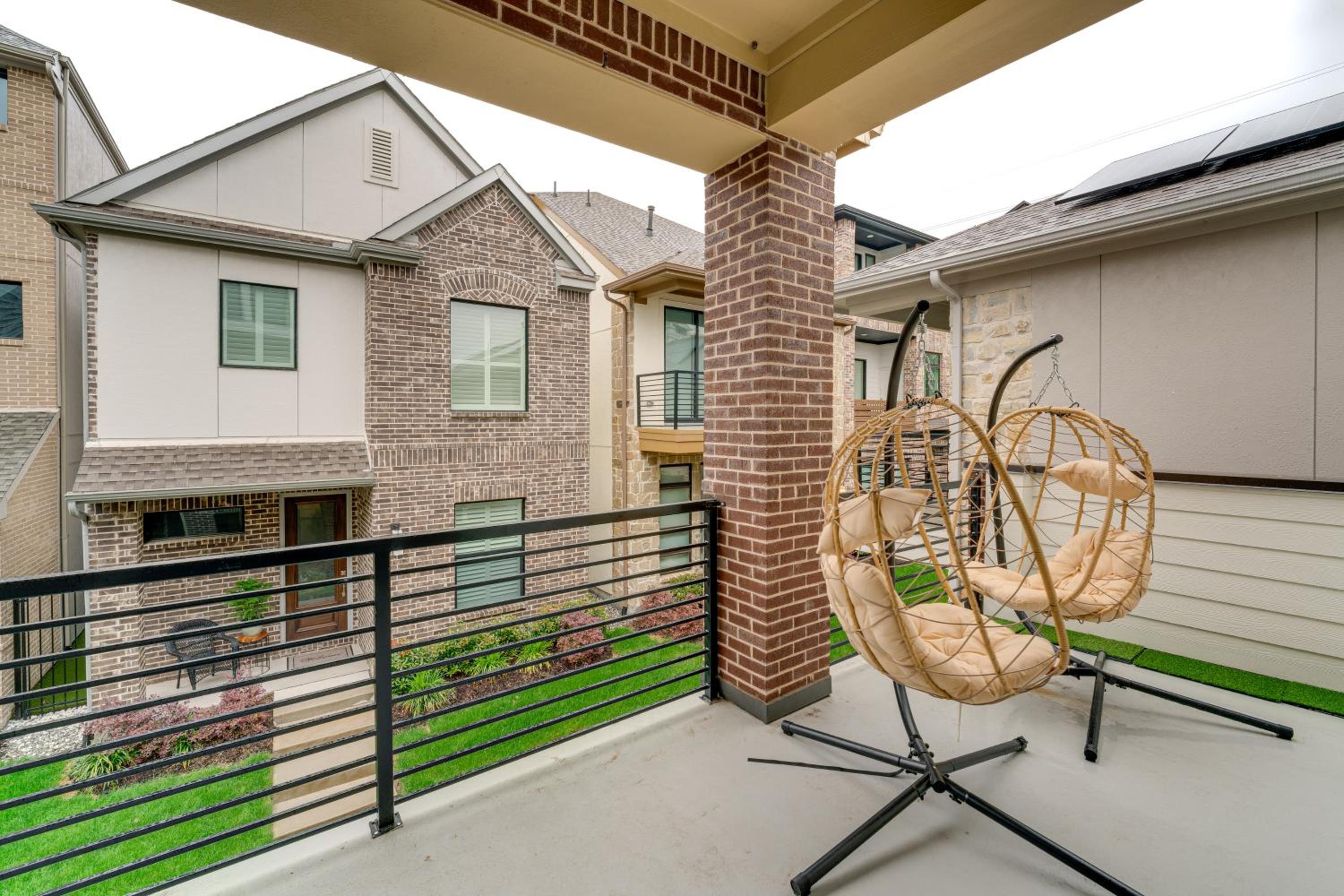 10 Mi to Dtwn Dallas Sleek Retreat with Balcony
