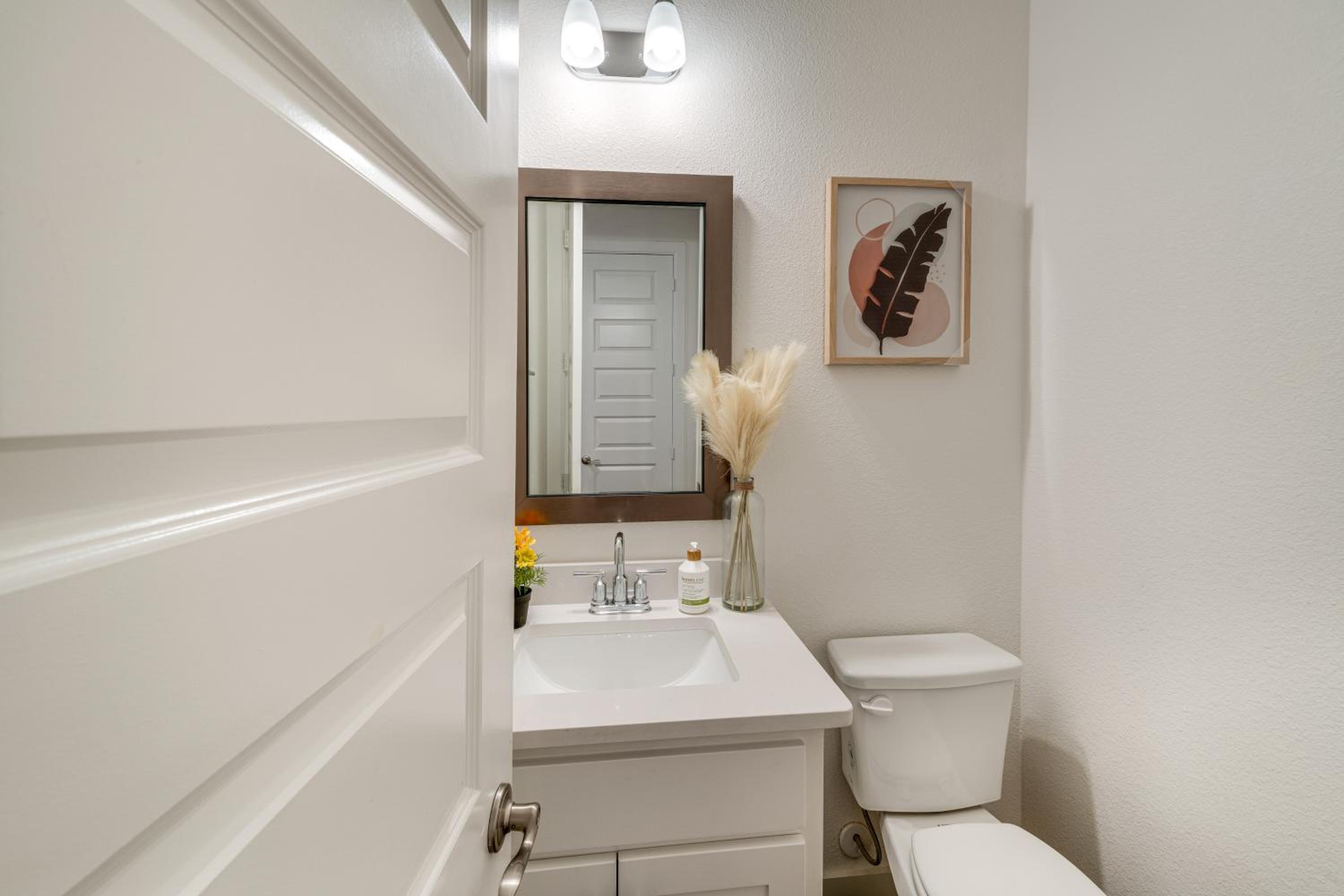 10 Mi to Dtwn Dallas Sleek Retreat with Balcony