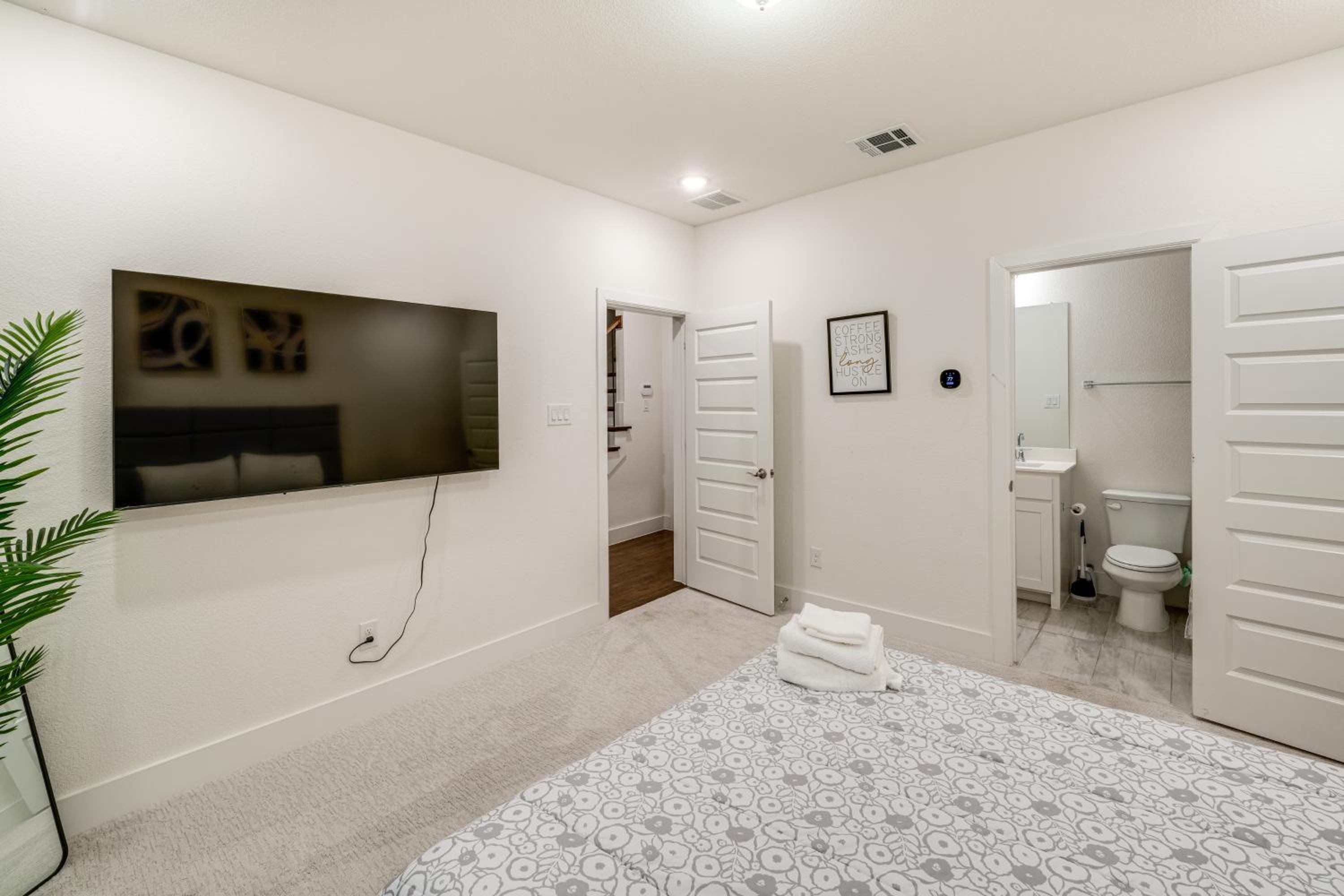 10 Mi to Dtwn Dallas Sleek Retreat with Balcony