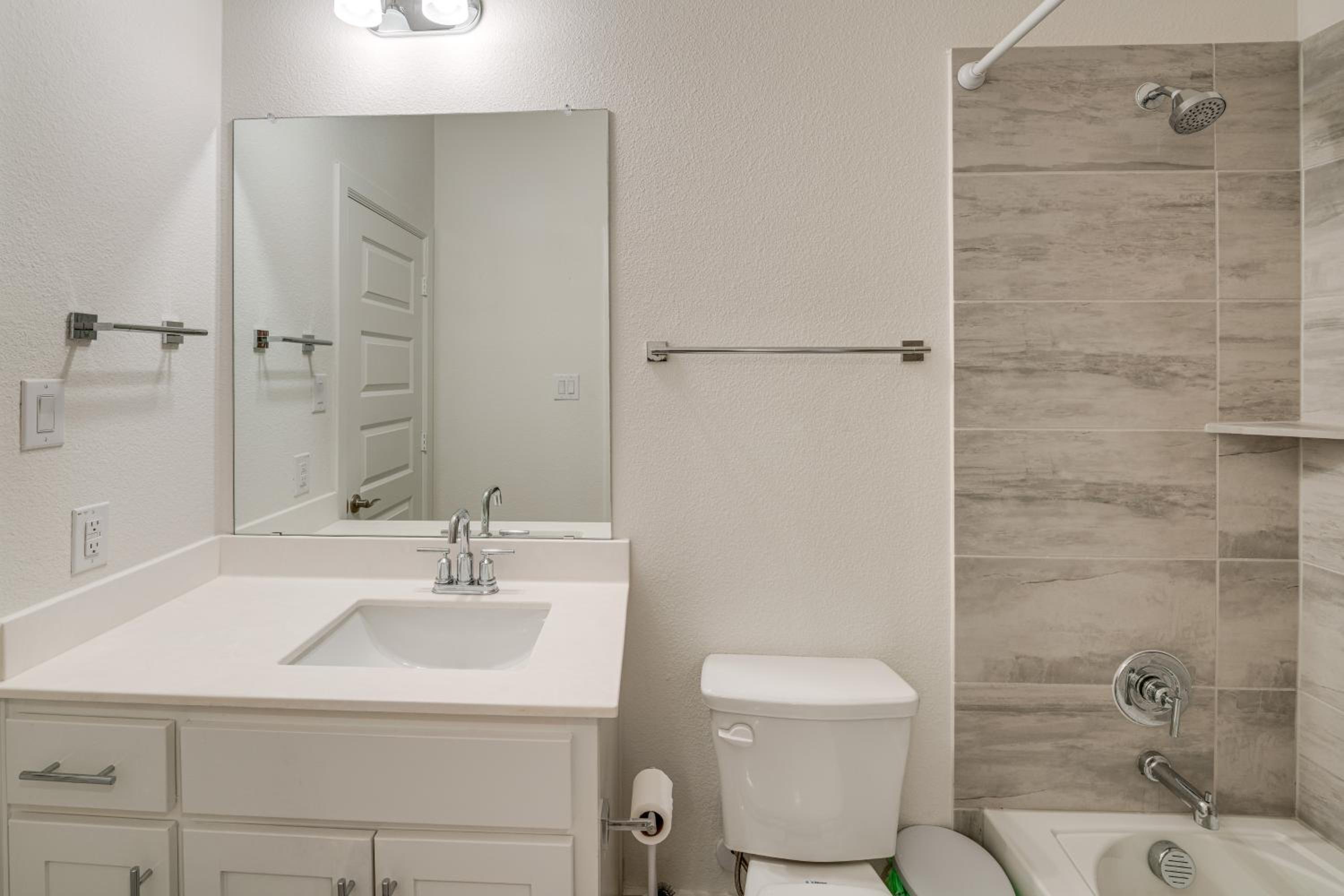 10 Mi to Dtwn Dallas Sleek Retreat with Balcony