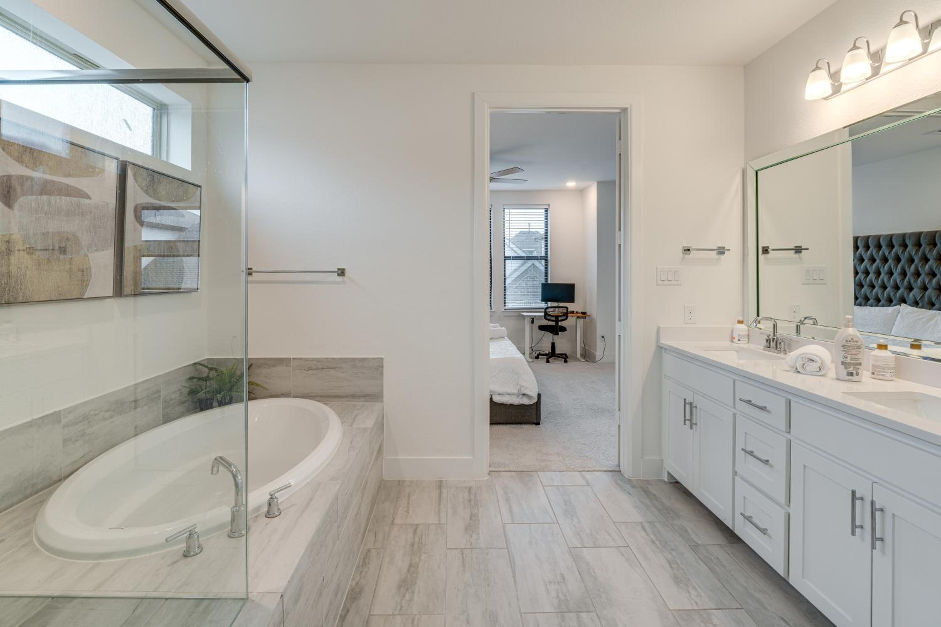 10 Mi to Dtwn Dallas Sleek Retreat with Balcony