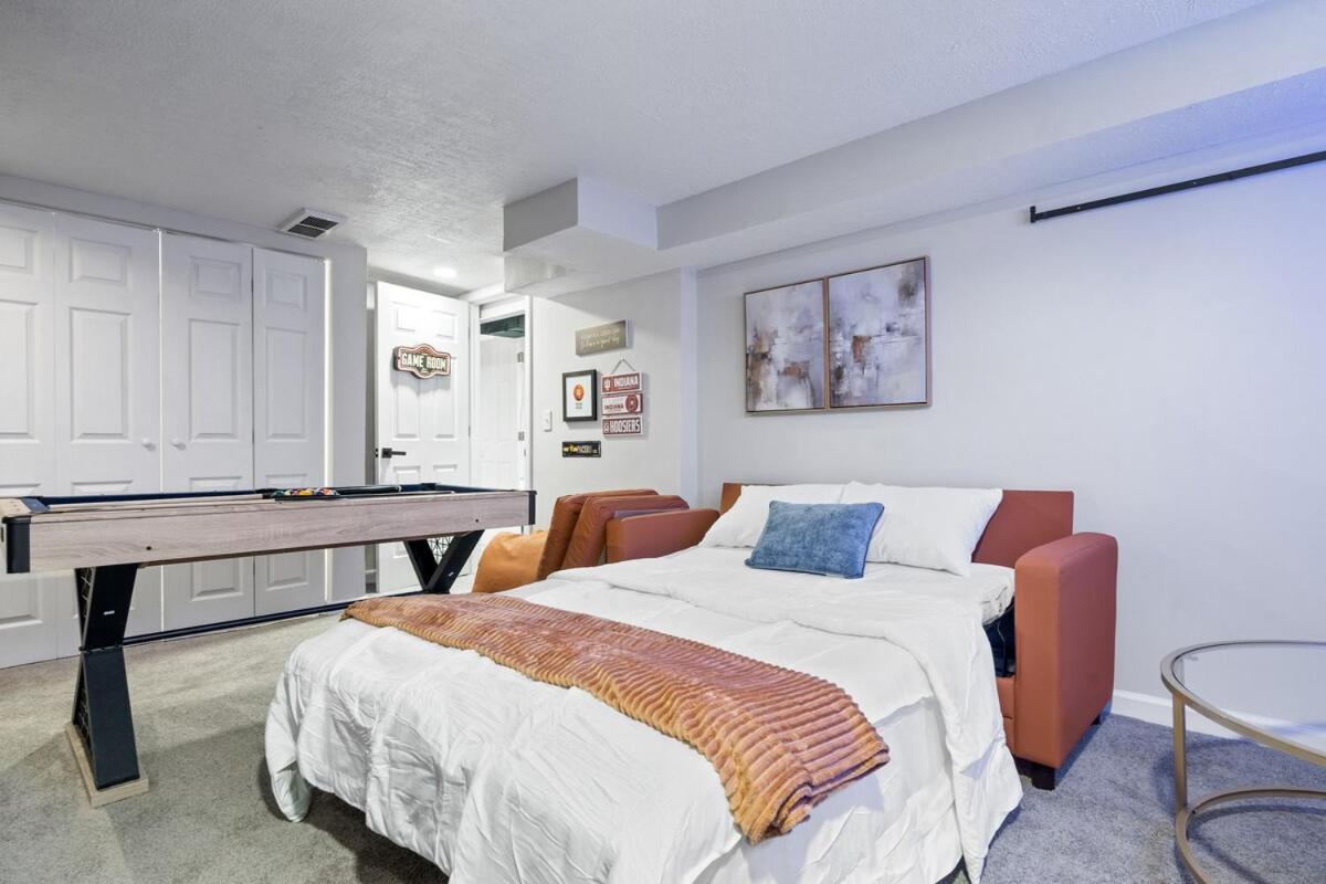 Game Room Retreat with Firepit and Gym, Sleeps 12