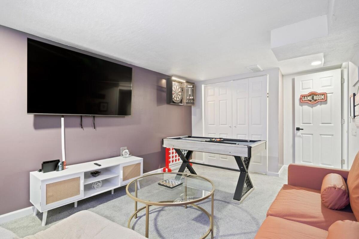Game Room Retreat with Firepit and Gym, Sleeps 12