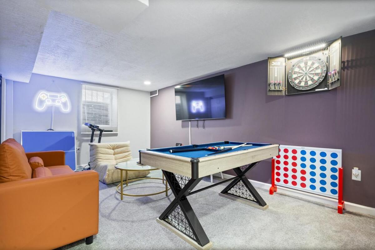 Game Room Retreat with Firepit and Gym, Sleeps 12