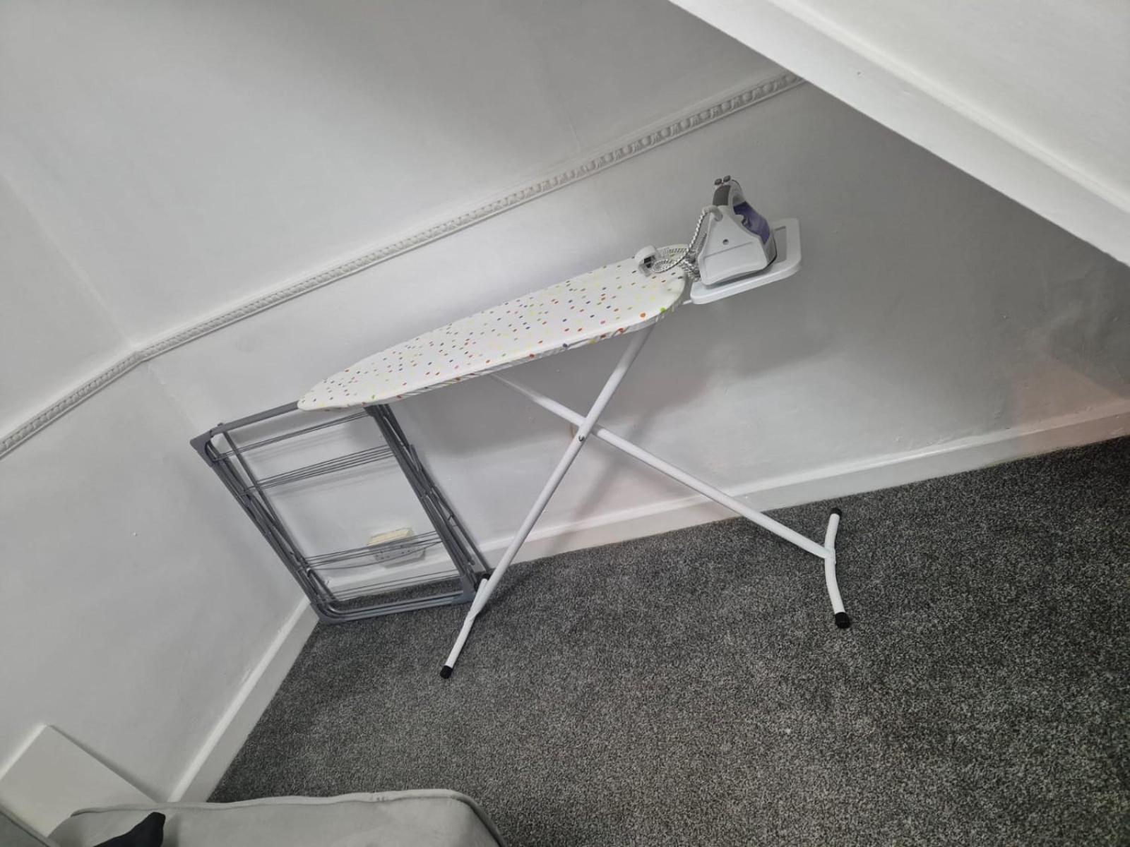 Modern 3 Bed Home Central Location free WiFi Netflix and street parking