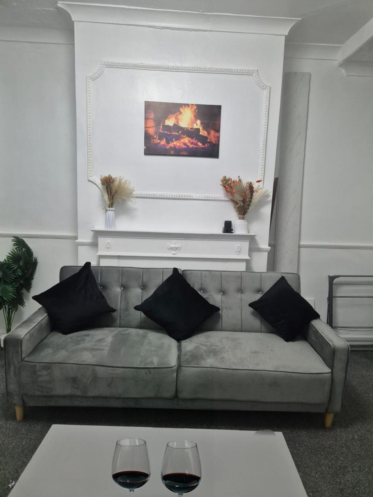Modern 3 Bed Home Central Location free WiFi Netflix and street parking