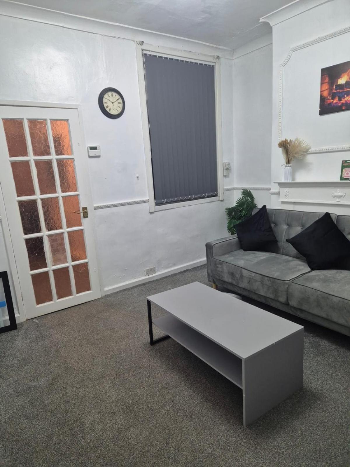 Modern 3 Bed Home Central Location free WiFi Netflix and street parking