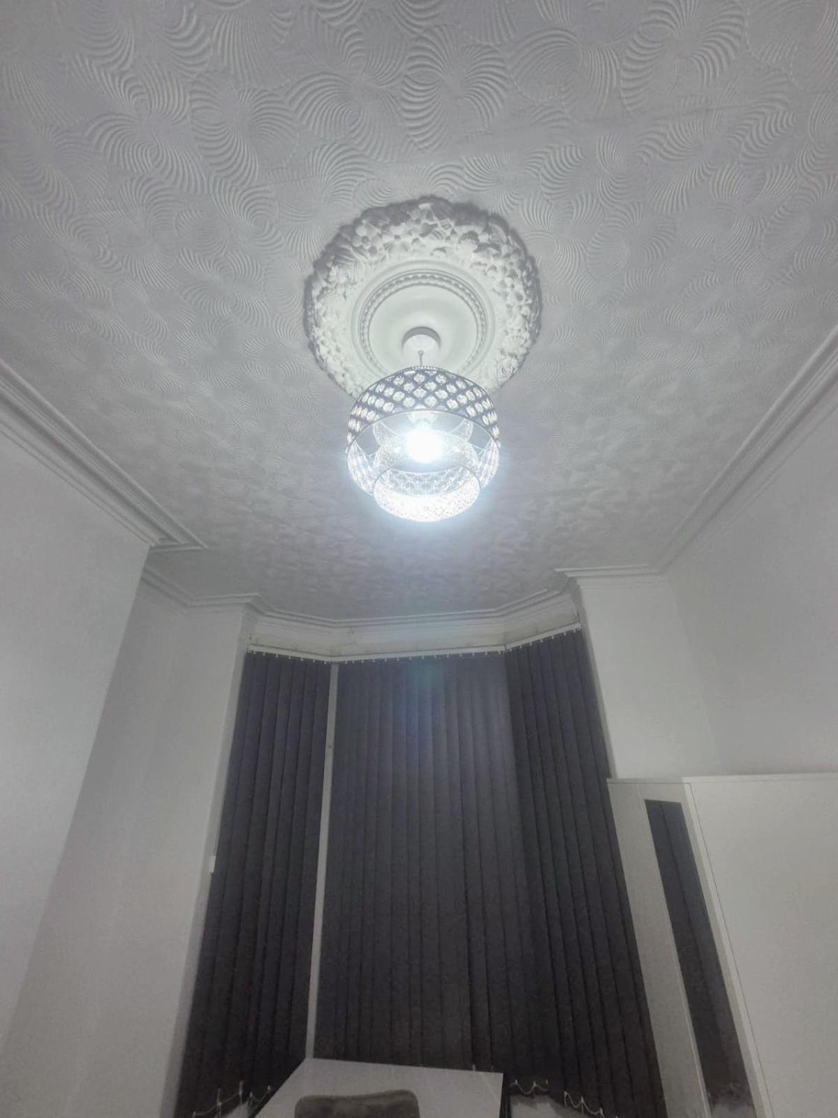 Modern 3 Bed Home Central Location free WiFi Netflix and street parking