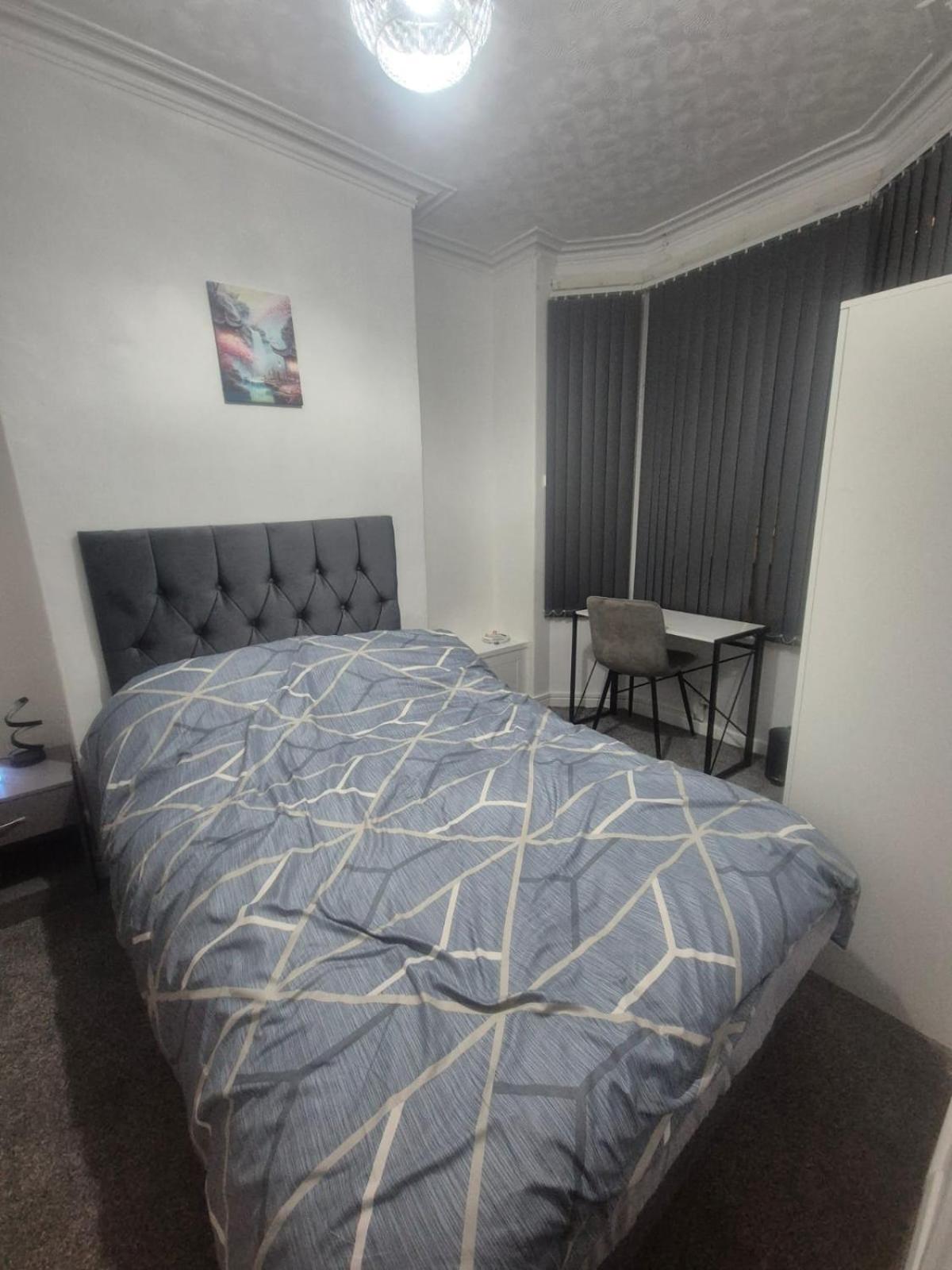 Modern 3 Bed Home Central Location free WiFi Netflix and street parking