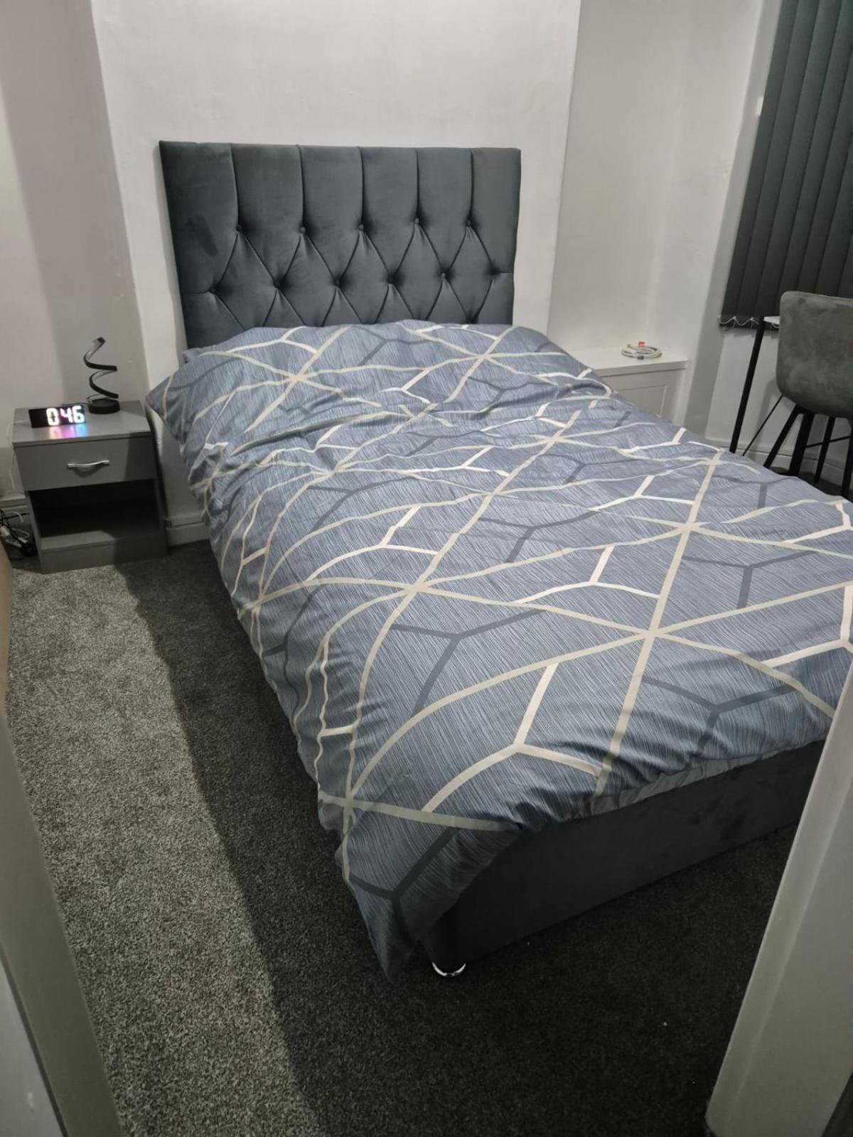 Modern 3 Bed Home Central Location free WiFi Netflix and street parking