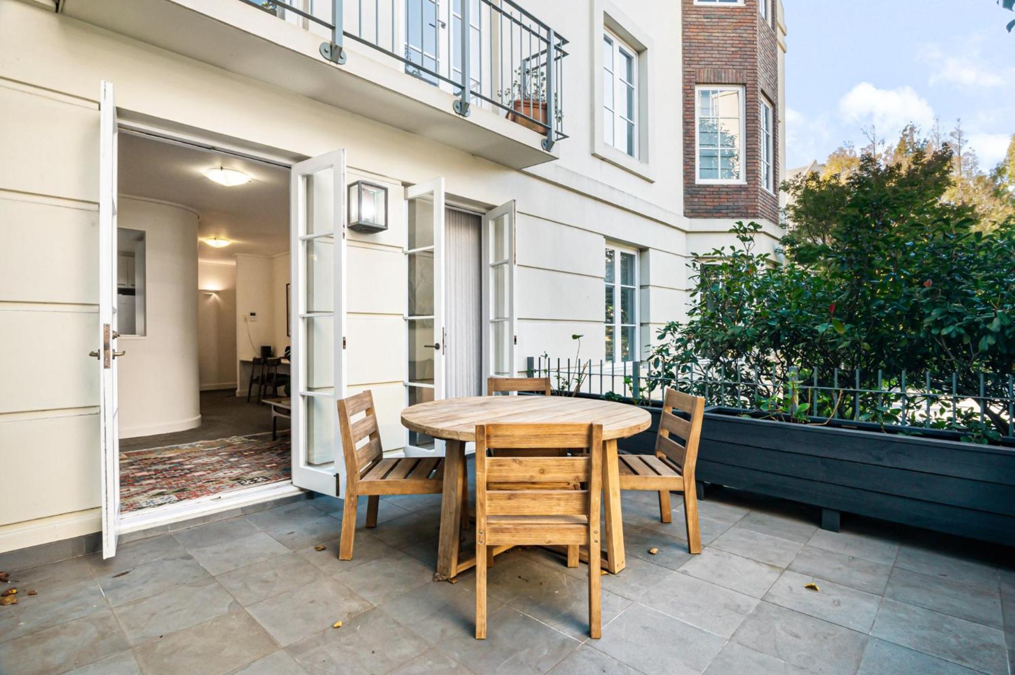 Modern East Melbourne 2-Bed Apartment with Parking