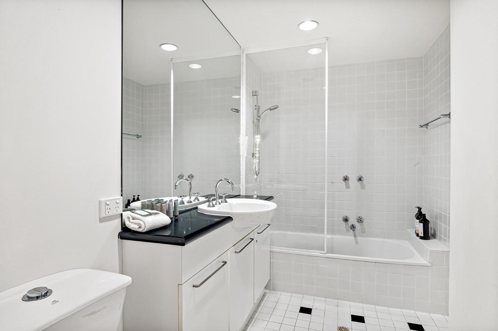 Modern East Melbourne 2-Bed Apartment with Parking