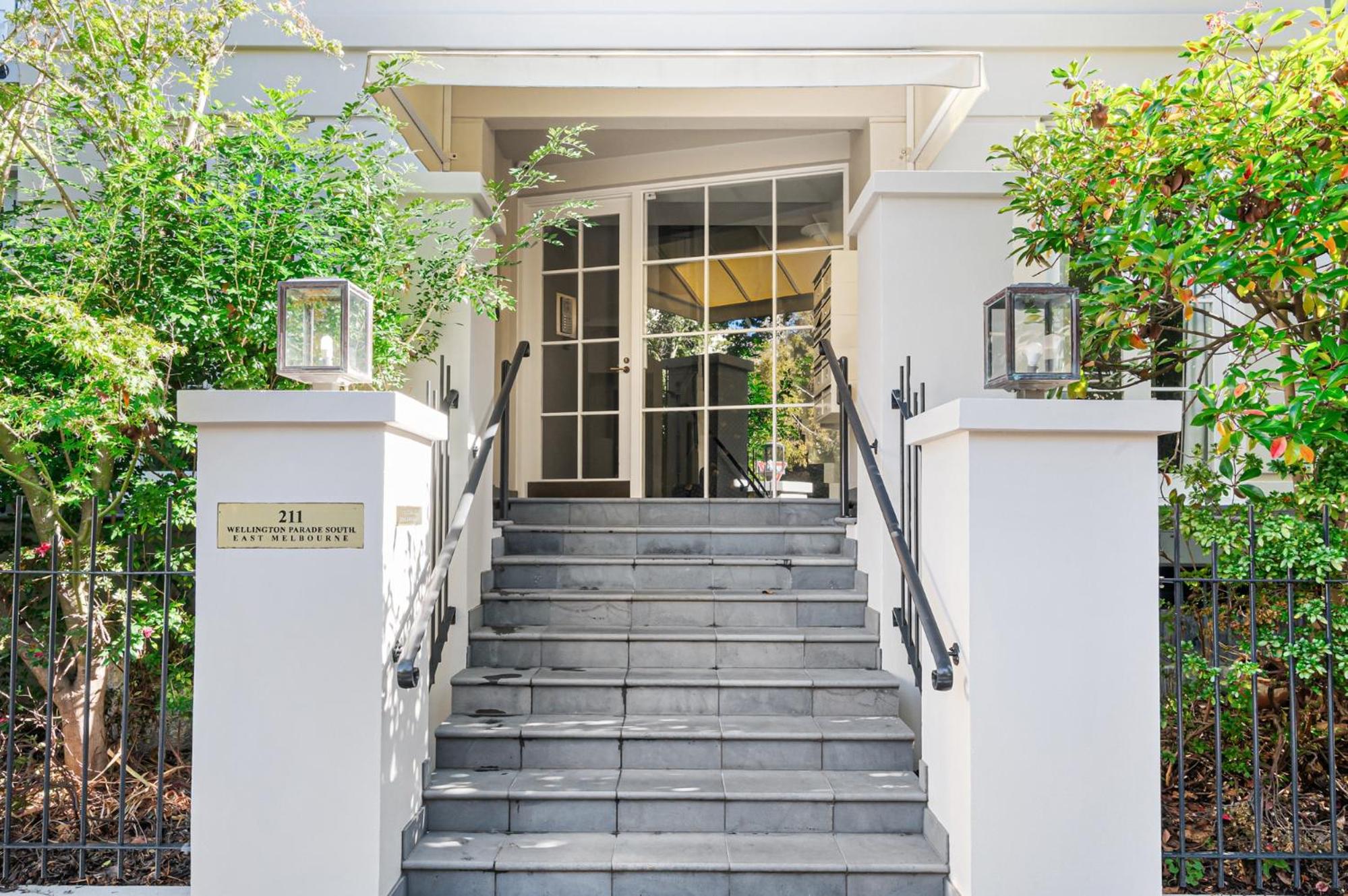 Modern East Melbourne 2-Bed Apartment with Parking