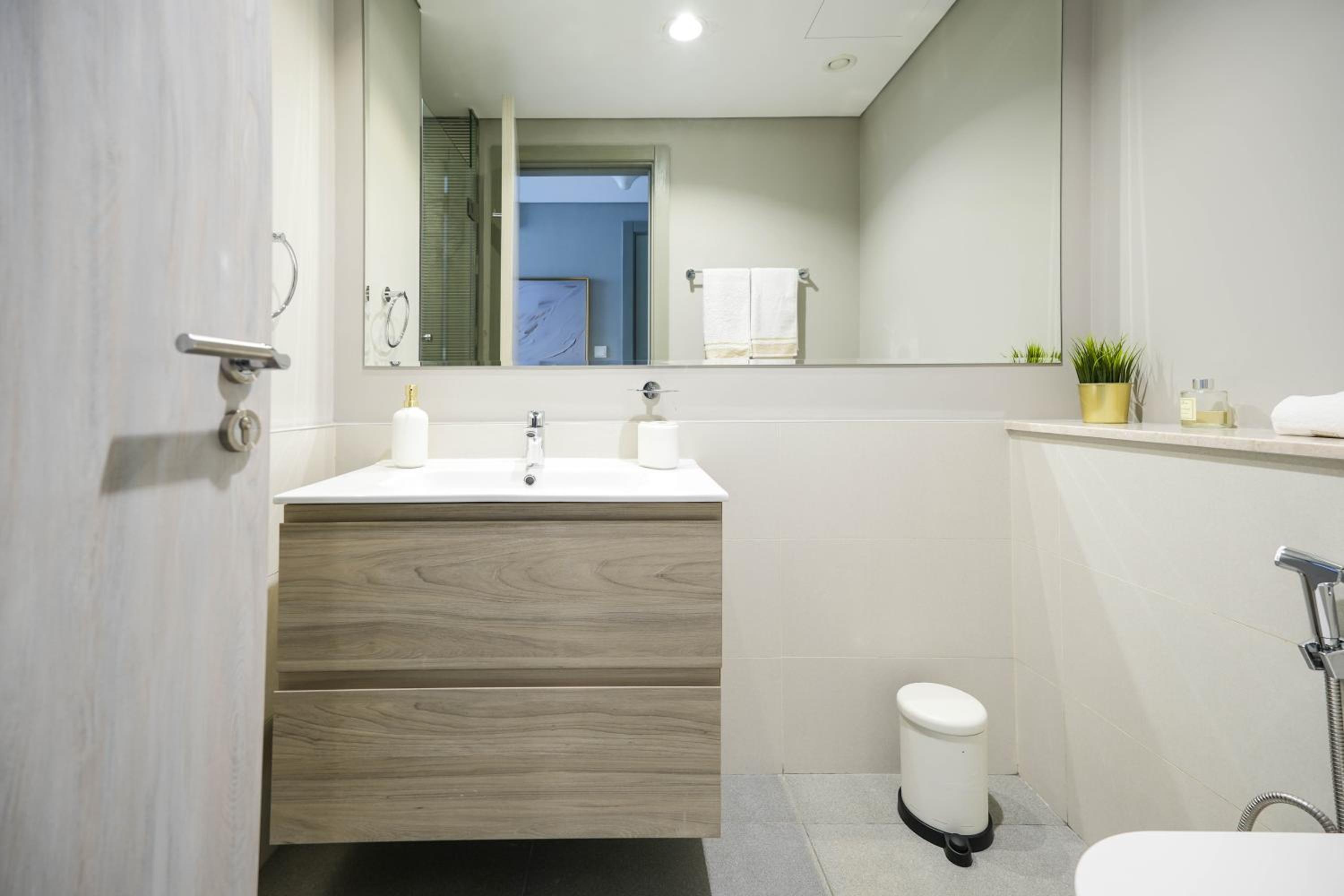 KeyRock Living - Lakeview Luxury in Zada Tower