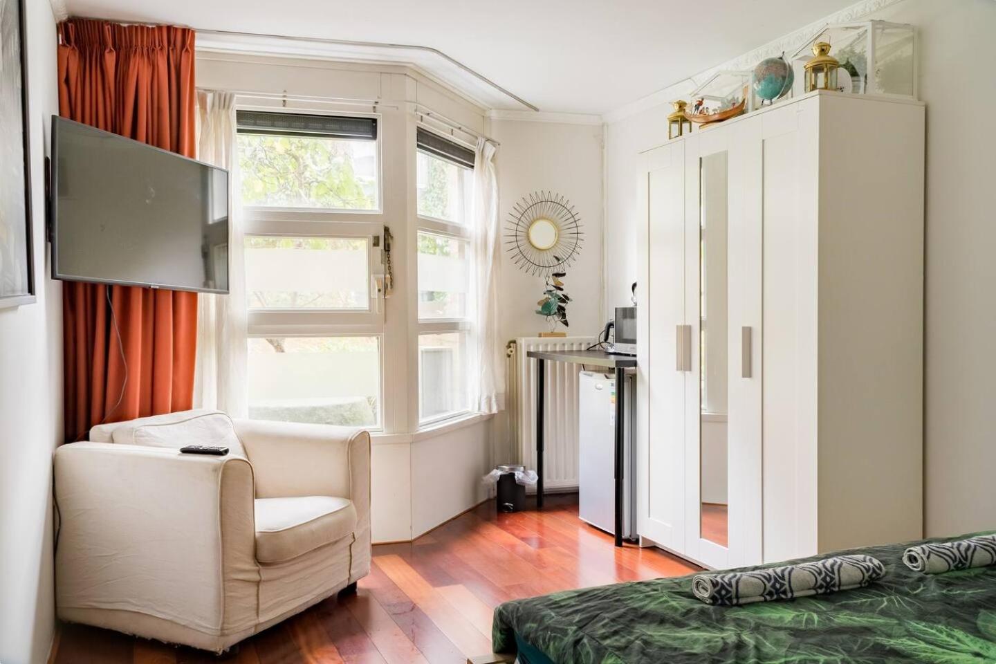 B Center charming room on the canal