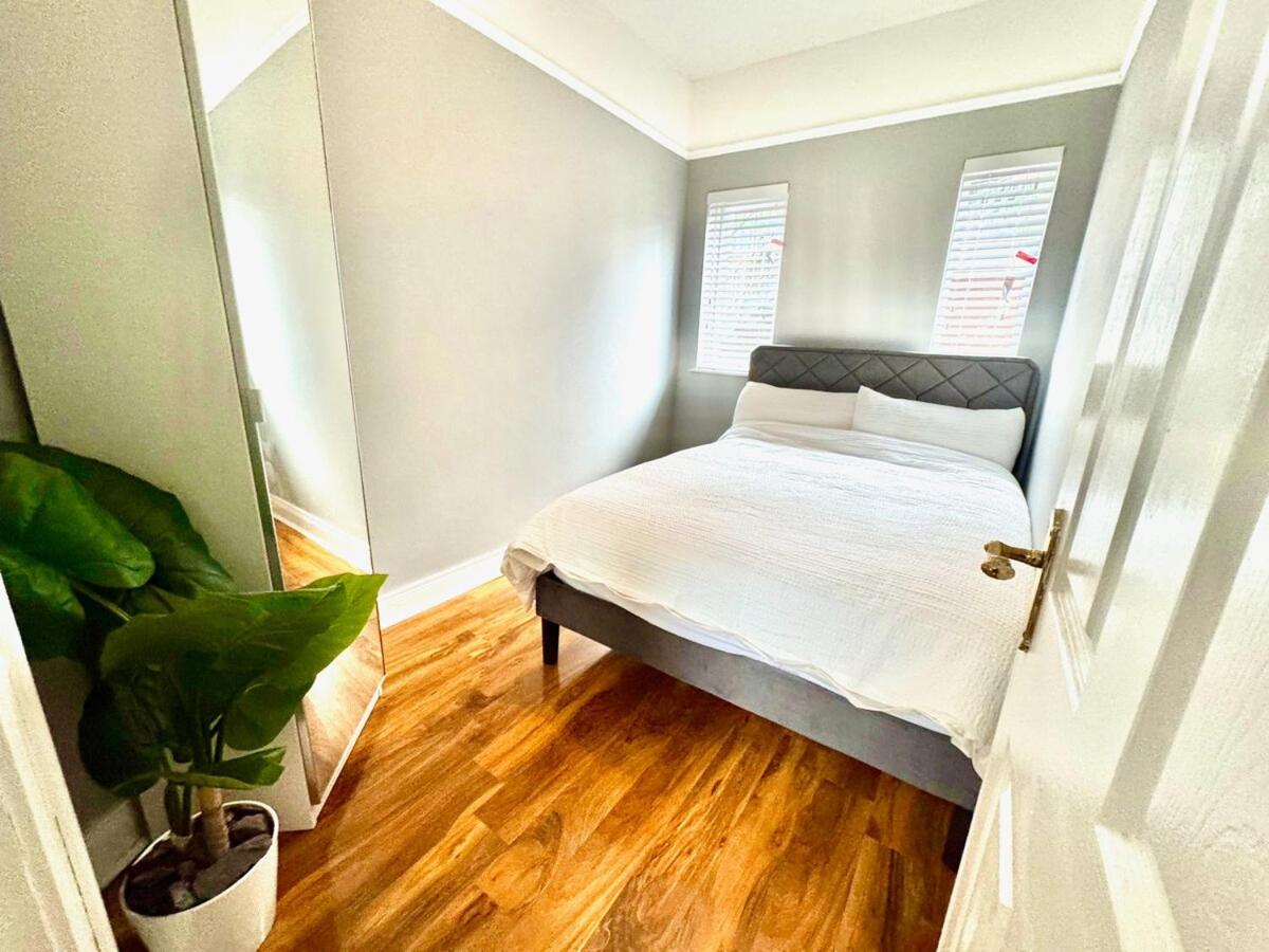 The Urban Oasis - Great location near Pubs, Restaurants and more! Bus links on doorstep