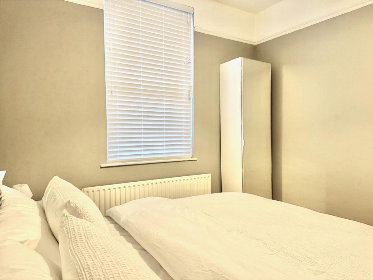 The Urban Oasis - Great location near Pubs, Restaurants and more! Bus links on doorstep