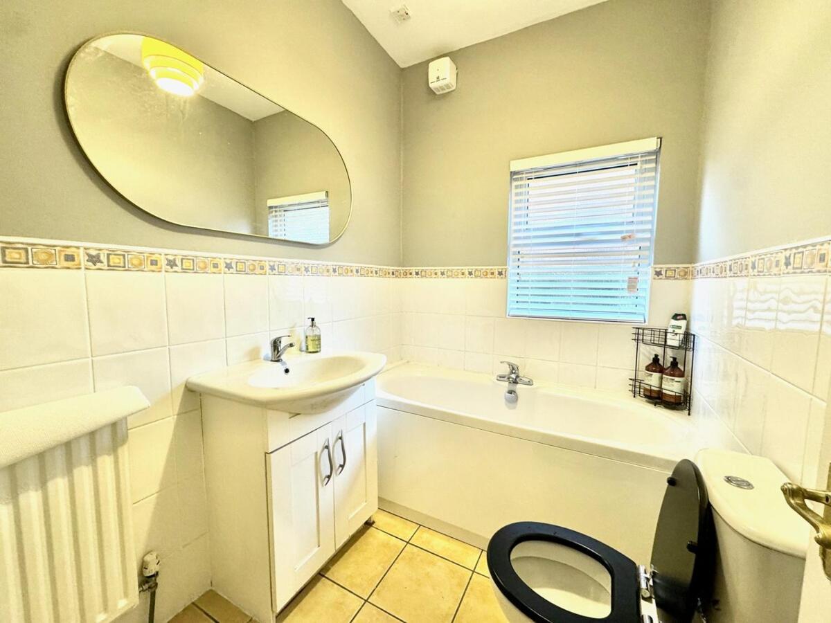 The Urban Oasis - Great location near Pubs, Restaurants and more! Bus links on doorstep