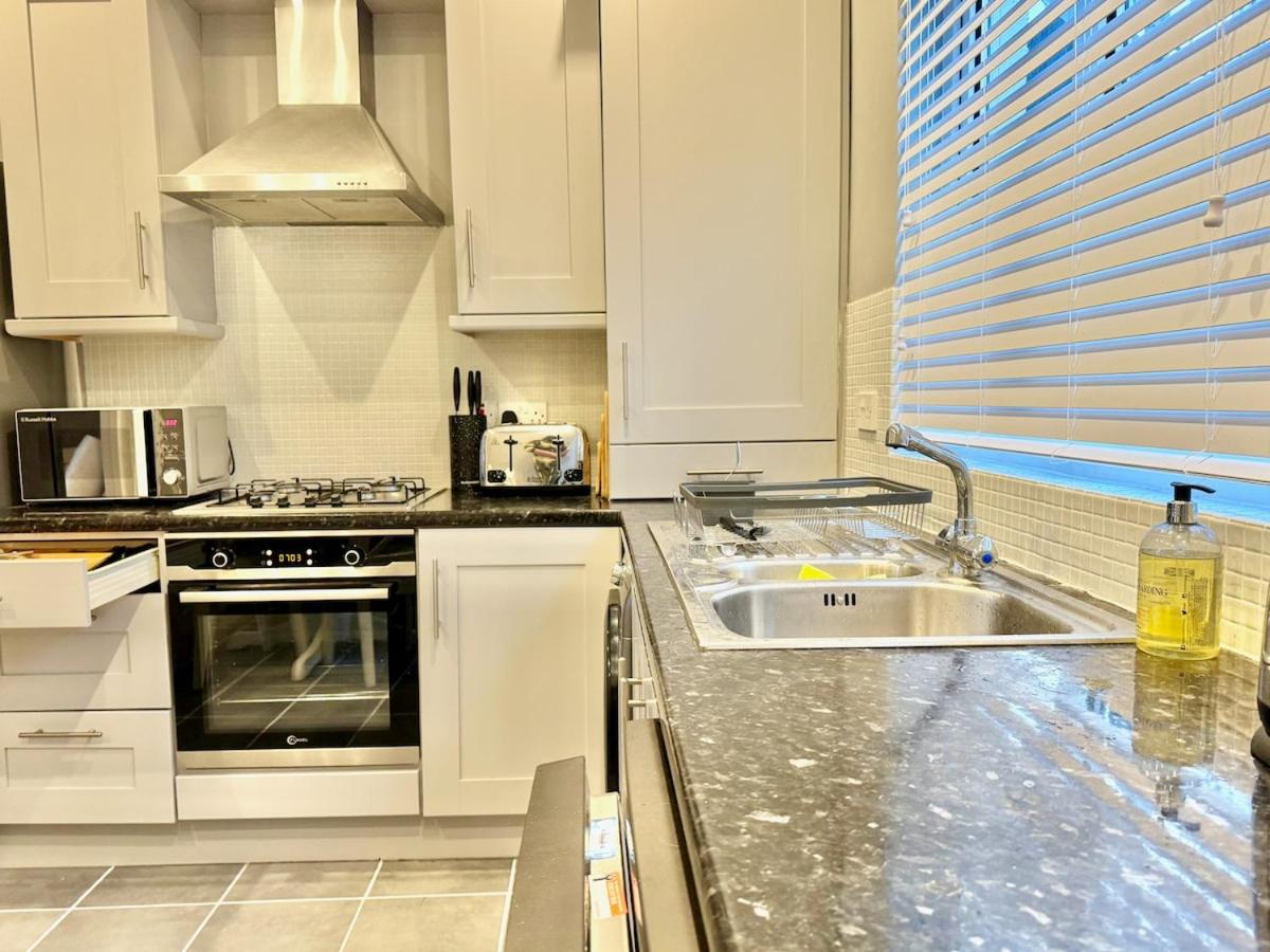 The Urban Oasis - Great location near Pubs, Restaurants and more! Bus links on doorstep