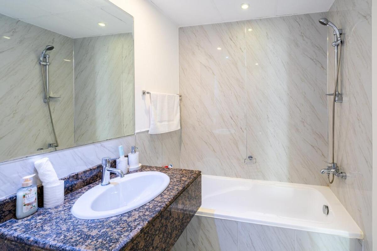 Near Beach Luxurious 2-Bedroom in JBR