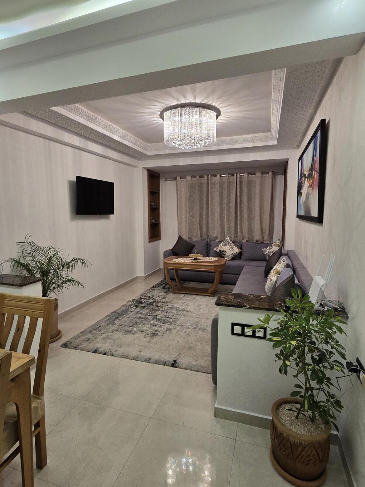Chic 2BR Apt - Walk to Beach
