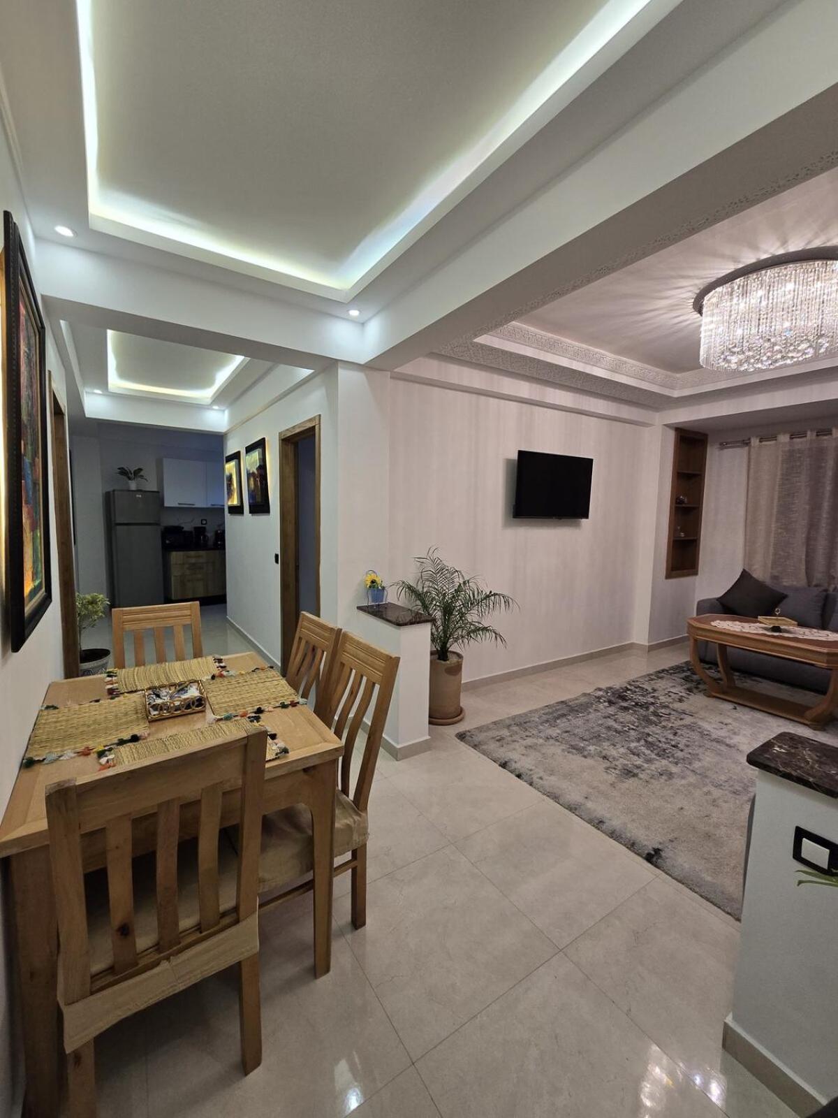 Chic 2BR Apt - Walk to Beach