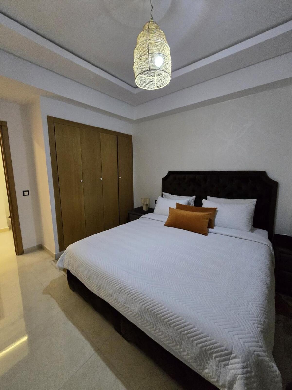 Chic 2BR Apt - Walk to Beach