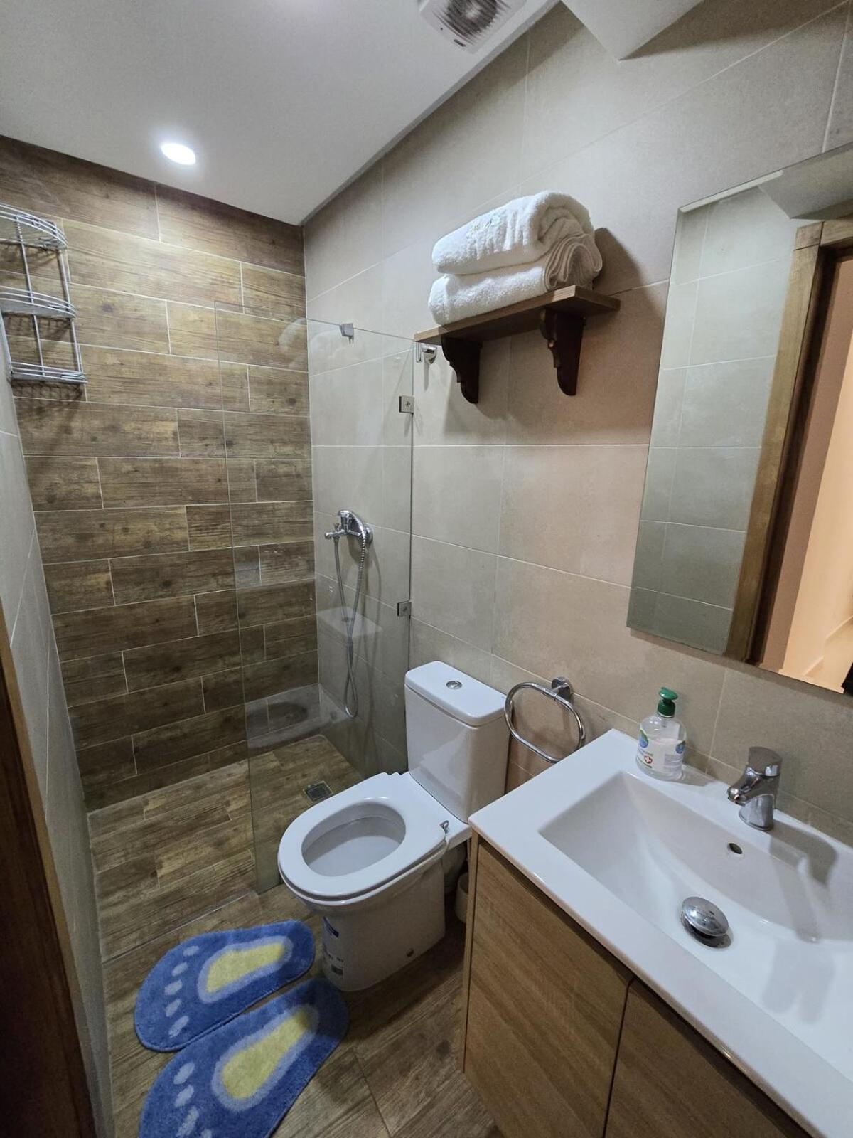 Chic 2BR Apt - Walk to Beach